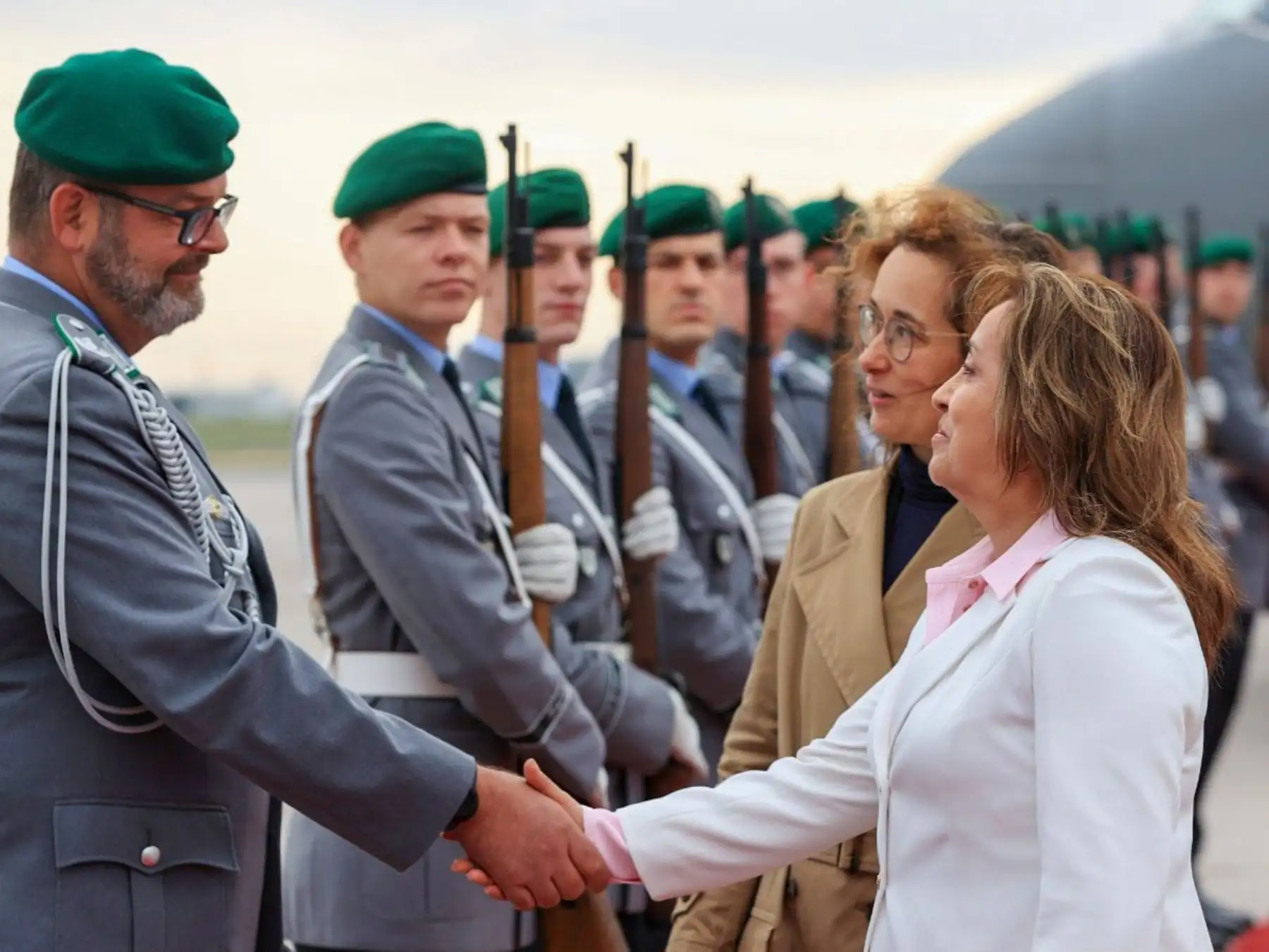 La presidenta Dina Boluarte fue recibida con honores militares a su llegada a Berlín, donde se reunirá con el presidente federal de Alemania, Frank-Walter Steinmeier y empresarios de ese país. Foto: ANDINA/Prensa Presidencia