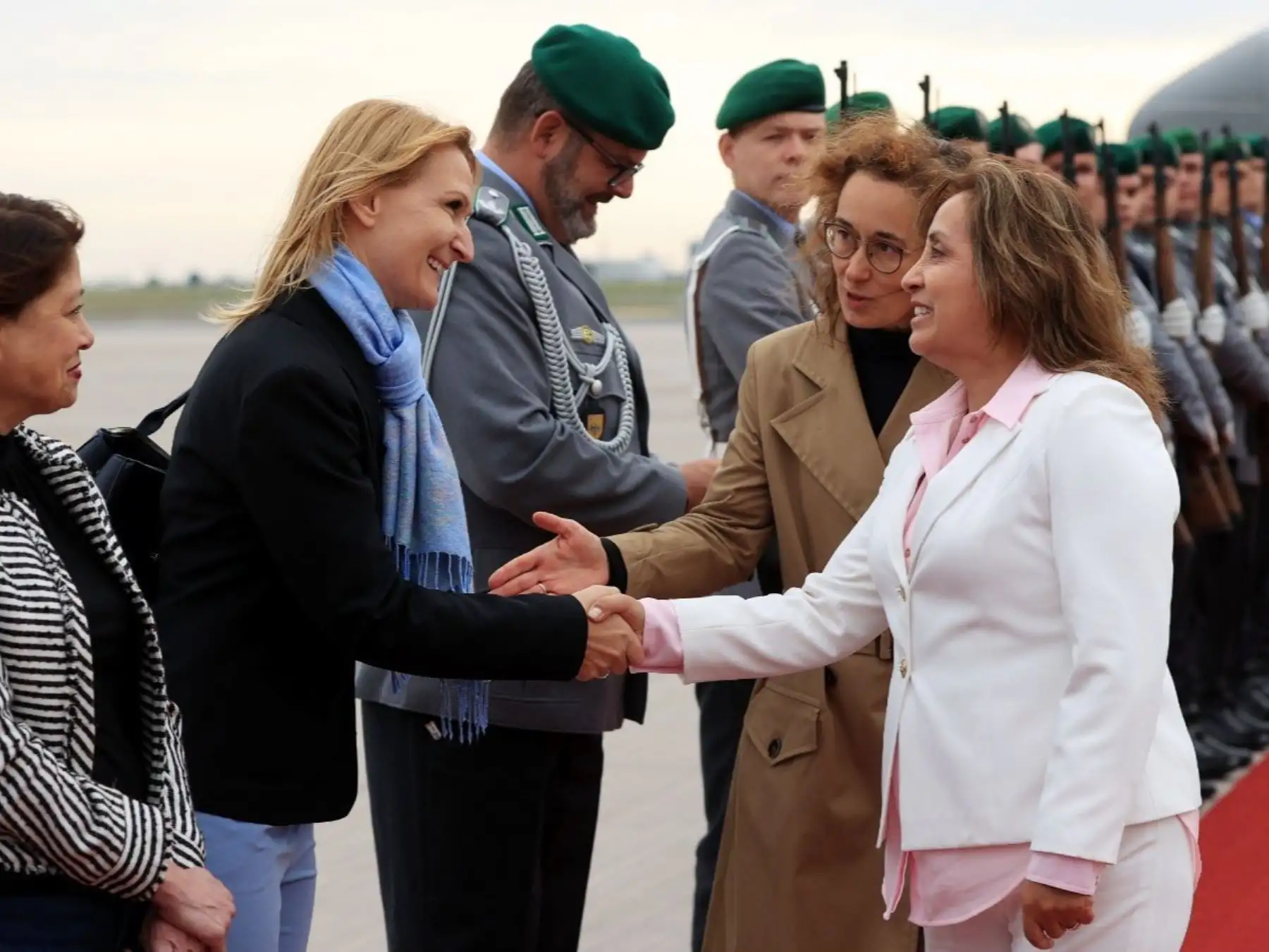 La presidenta Dina Boluarte fue recibida con honores militares a su llegada a Berlín, donde se reunirá con el presidente federal de Alemania, Frank-Walter Steinmeier y empresarios de ese país. Foto: ANDINA/Prensa Presidencia