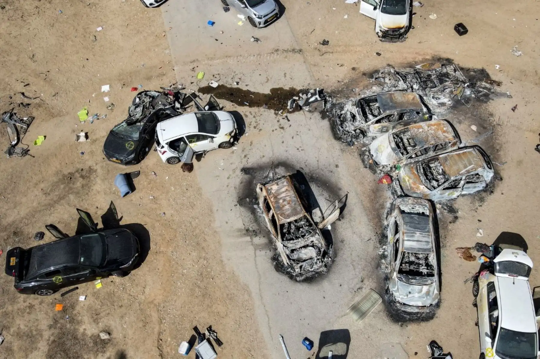 Vehículos abandonados e incendiados en el lugar del ataque del 7 de octubre al festival de música del desierto Supernova por parte de militantes palestinos cerca del Kibbutz Reim en el desierto de Negev en el sur de Israel. Foto: AFP