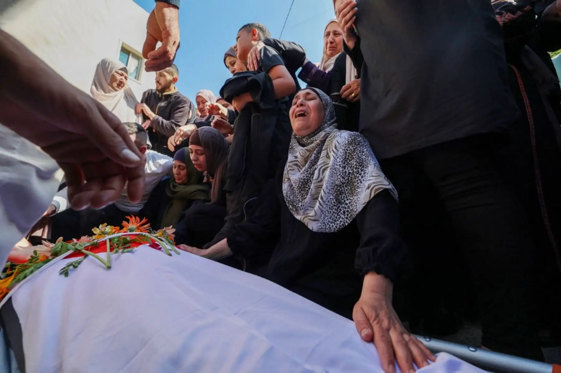Los familiares lloran durante el funeral del palestino Suliman Malasa, de 24 años, muerto durante enfrentamientos con las fuerzas israelíes, en Ramallah. Foto: AFP