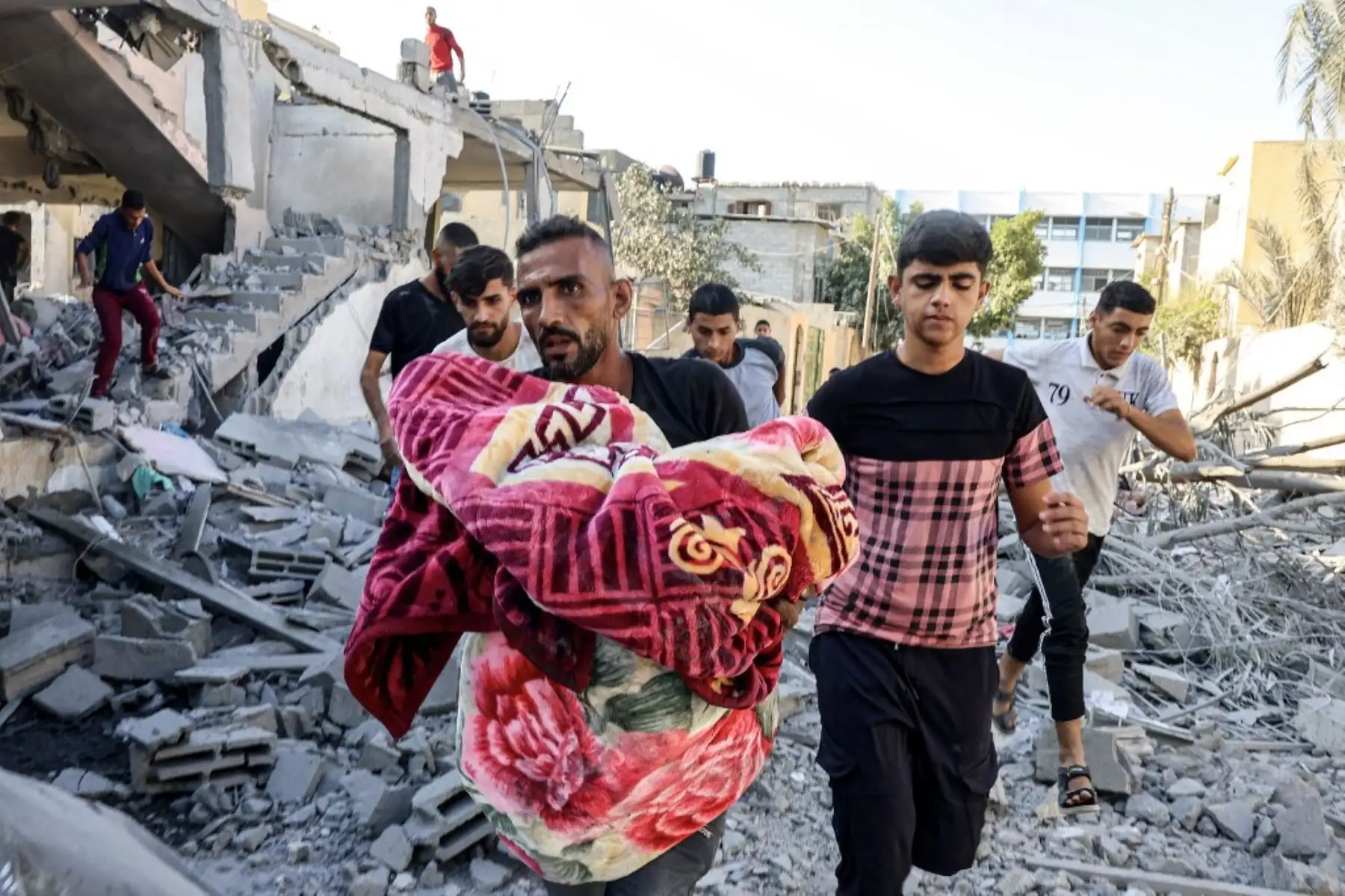Restos de víctimas de un ataque aéreo israelí en el sur de la Franja de Gaza. Los ataques israelíes en el enclave costero han matado a más de 1.530 personas desde el sábado, incluidos 500 niños, según el servicio de salud. Foto: AFP