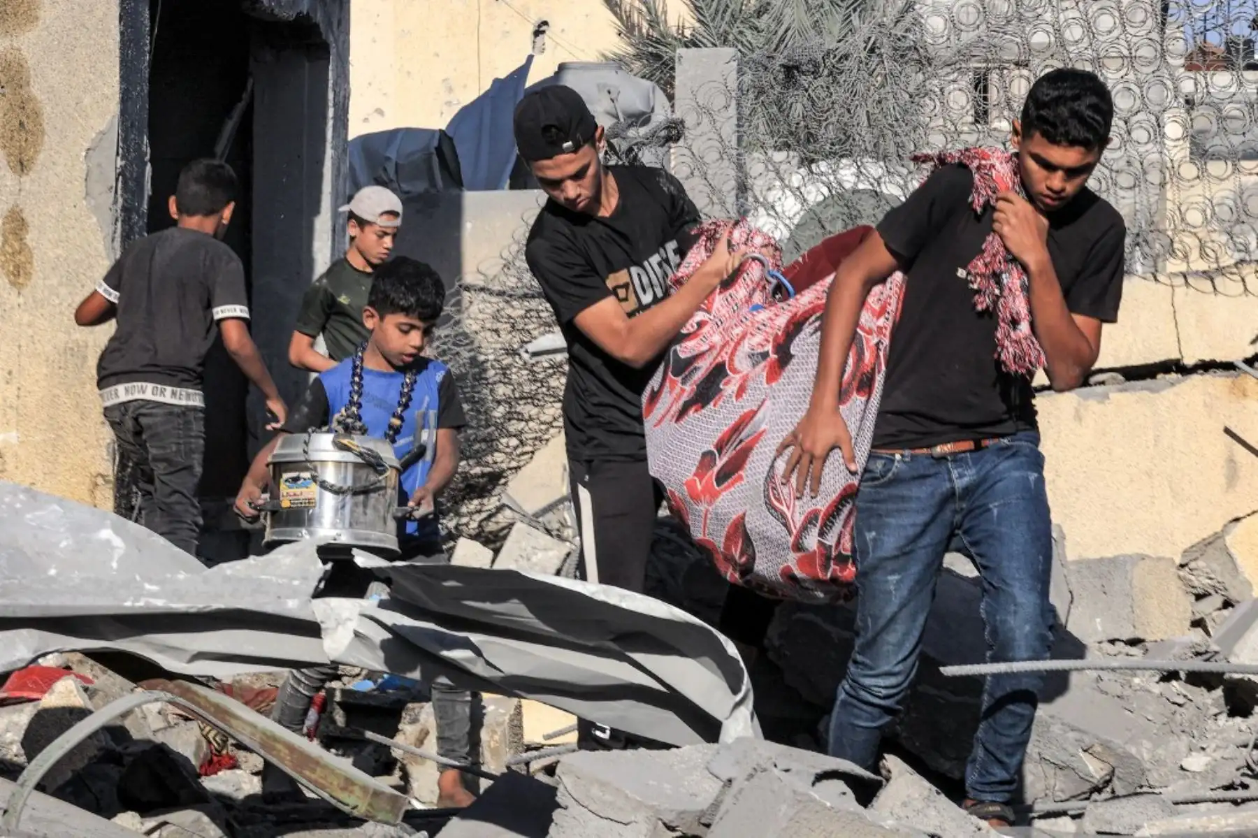 Restos de víctimas de un ataque aéreo israelí en el sur de la Franja de Gaza. Los ataques israelíes en el enclave costero han matado a más de 1.530 personas desde el sábado, incluidos 500 niños, según el servicio de salud. Foto: AFP