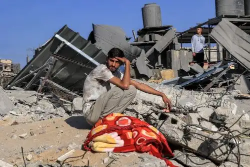 Personas entre los escombros tras un ataque aéreo israelí en el sur de la Franja de Gaza. Foto: AFP
