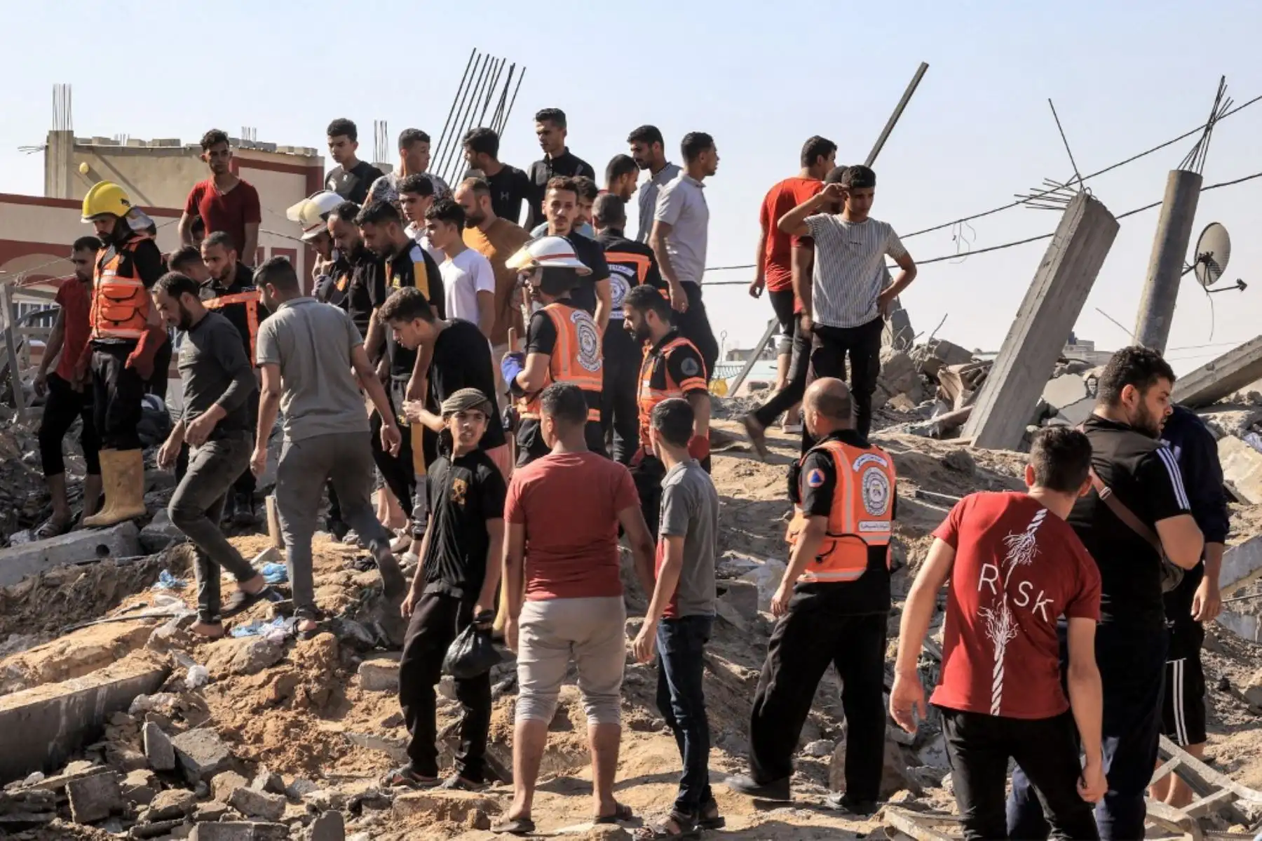 La gente se reúne junto a los escombros de un edificio tras un ataque aéreo israelí en Rafah, en el sur de la Franja de Gaza. Los ataques israelíes contra el enclave costero han matado a más de 1.530 personas desde el sábado, incluidos 500 niños, según el Ministerio de Salud de Gaza. Foto: AFP