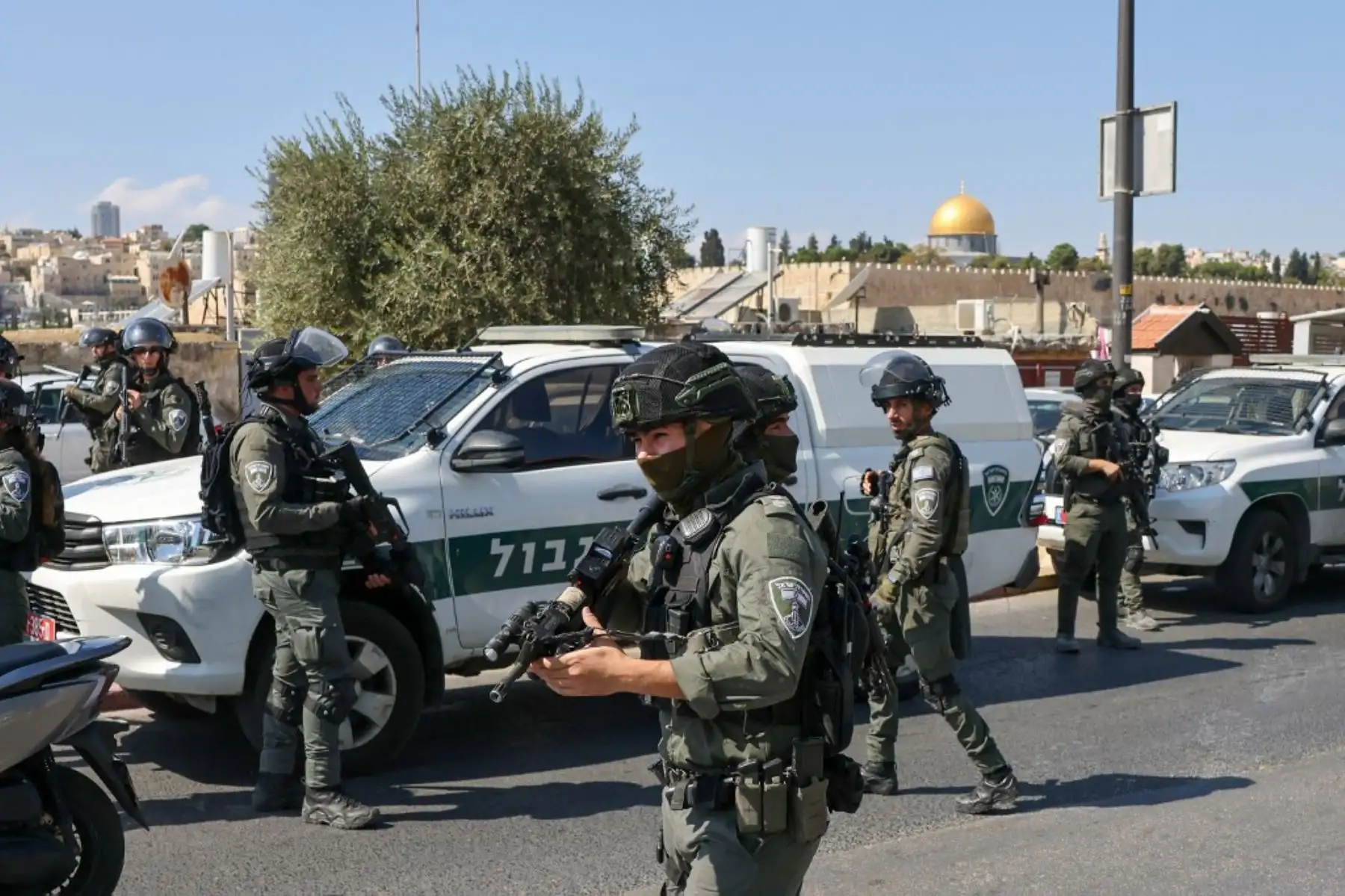 Miembros de las fuerzas israelíes custodian una calle cerca del recinto de la Mezquita de Al-Aqsa antes de la oración musulmana del mediodía del viernes en Jerusalén. Foto: AFP
