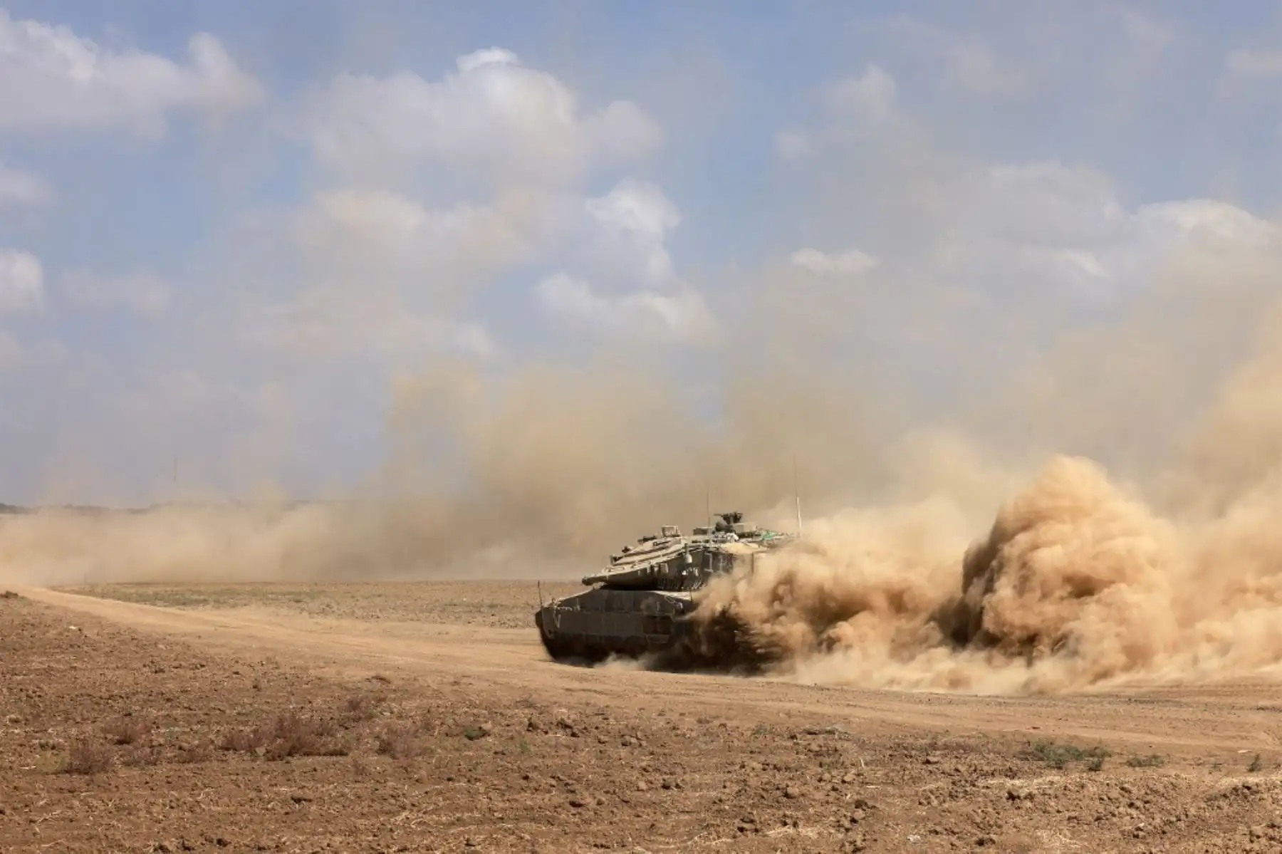 Tanques desplegados a lo largo de la frontera con la Franja de Gaza en el sur de Israel. Foto: AFP