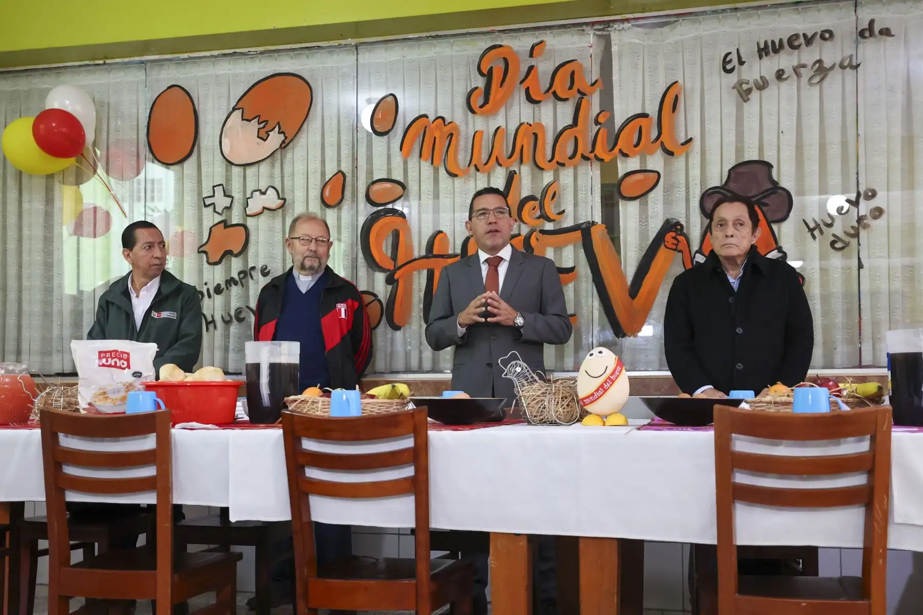 Christian Barrantes, Viceministro de Desarrollo de la Agricultura Familiar Infraestructura agraria y Riego, encabezó la ceremonia por el “Día Mundial del Huevo” en el Hogar Don Bosco

Foto: ANDINA/Juan Carlos Guzmán Negrini.