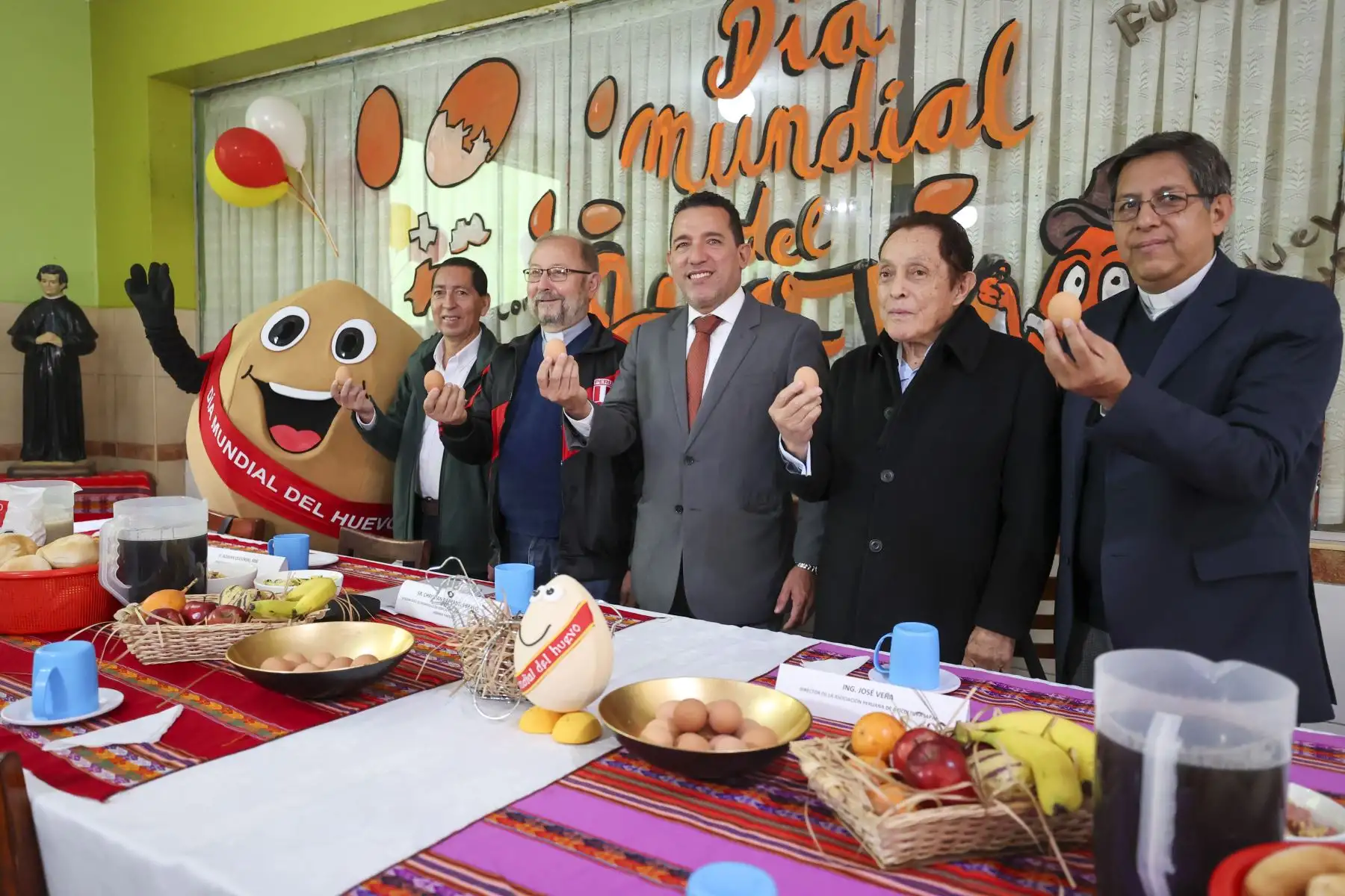 Christian Barrantes, Viceministro de Desarrollo de la Agricultura Familiar Infraestructura agraria y Riego, encabezó la ceremonia por el “Día Mundial del Huevo” en el Hogar Don Bosco

Foto: ANDINA/Juan Carlos Guzmán Negrini.