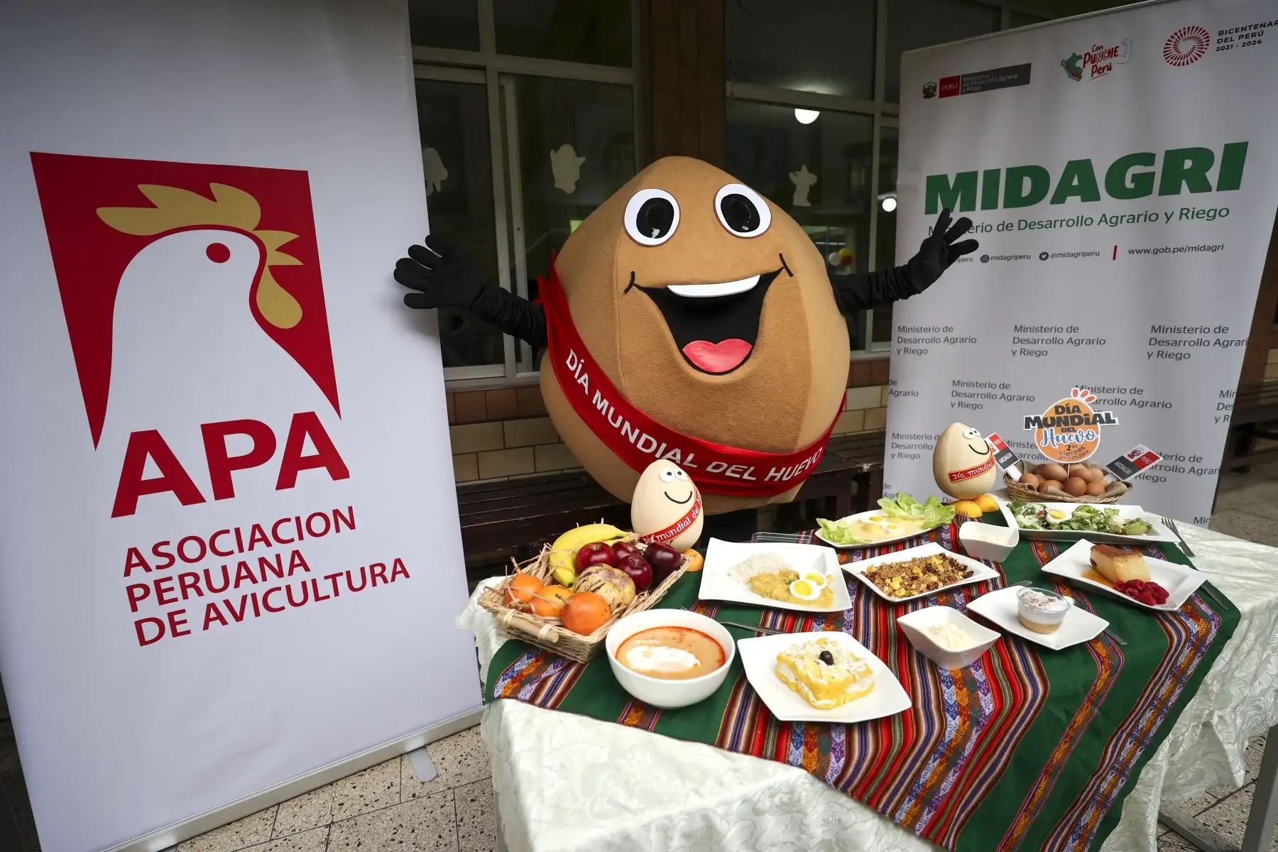 Christian Barrantes, Viceministro de Desarrollo de la Agricultura Familiar Infraestructura agraria y Riego, encabezó la ceremonia por el “Día Mundial del Huevo” en el Hogar Don Bosco

Foto: ANDINA/Juan Carlos Guzmán Negrini.