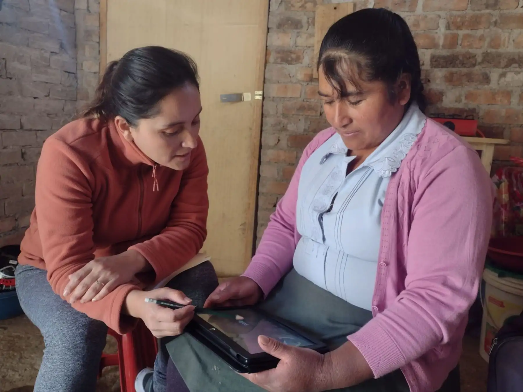 Recolectan tablets para enseñar a leer y escribir en zonas alejadas del Perú