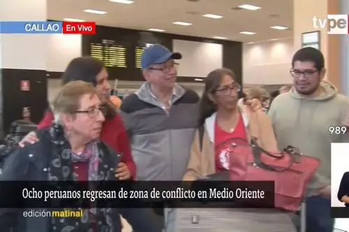 Ocho peruanos regresan desde Israel y se reencuentran con sus familiares. Foto:Captura TV