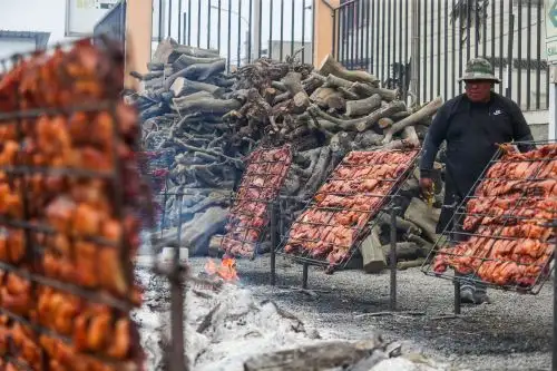 Empezó la fiesta gastronómica en Chancay que celebra el tradicional Festival del Chancho al Palo. El evento empezó con una masiva asistencia de público. ANDINA/Difusión