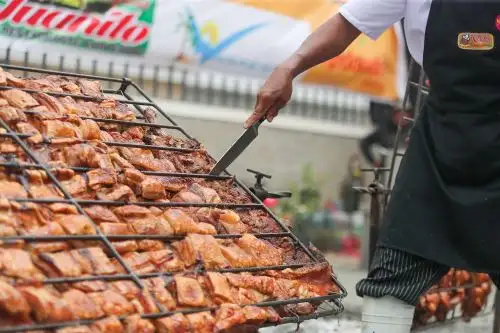 El chancho al palo, uno de los platos bandera de Huaral, es uno de los más demandados por los turistas que visitan el norte de Lima. ANDINA/Ricardo Cuba