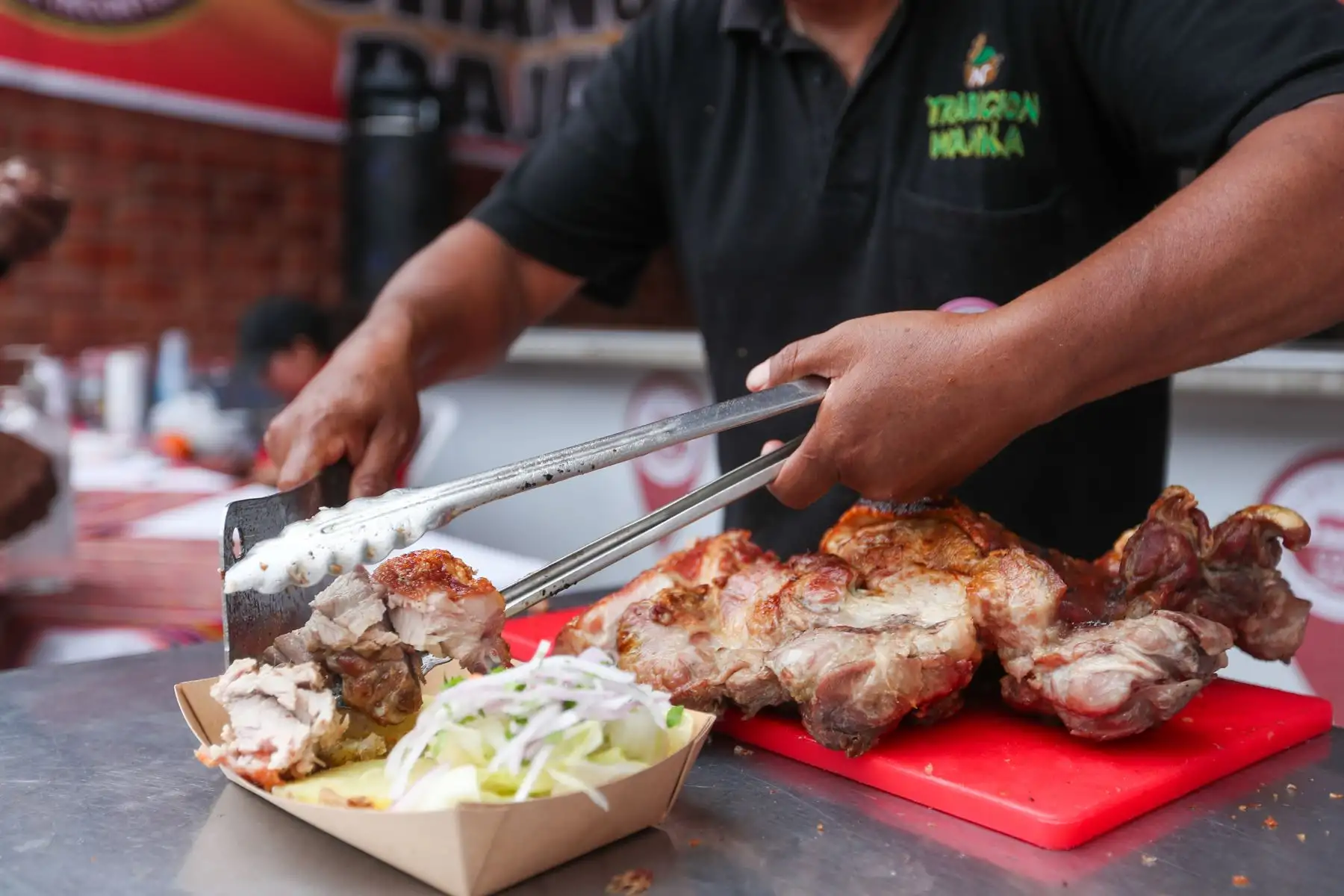El evento gastronómico se realiza en el contexto de la celebración del Día del Chancho al Palo, que se festeja cada tercer domingo de octubre, según la Ordenanza Municipal 014-2013-MPH y la Ordenanza Regional 010-2014CR-GRL. Foto: ANDINA/Ricardo Cuba