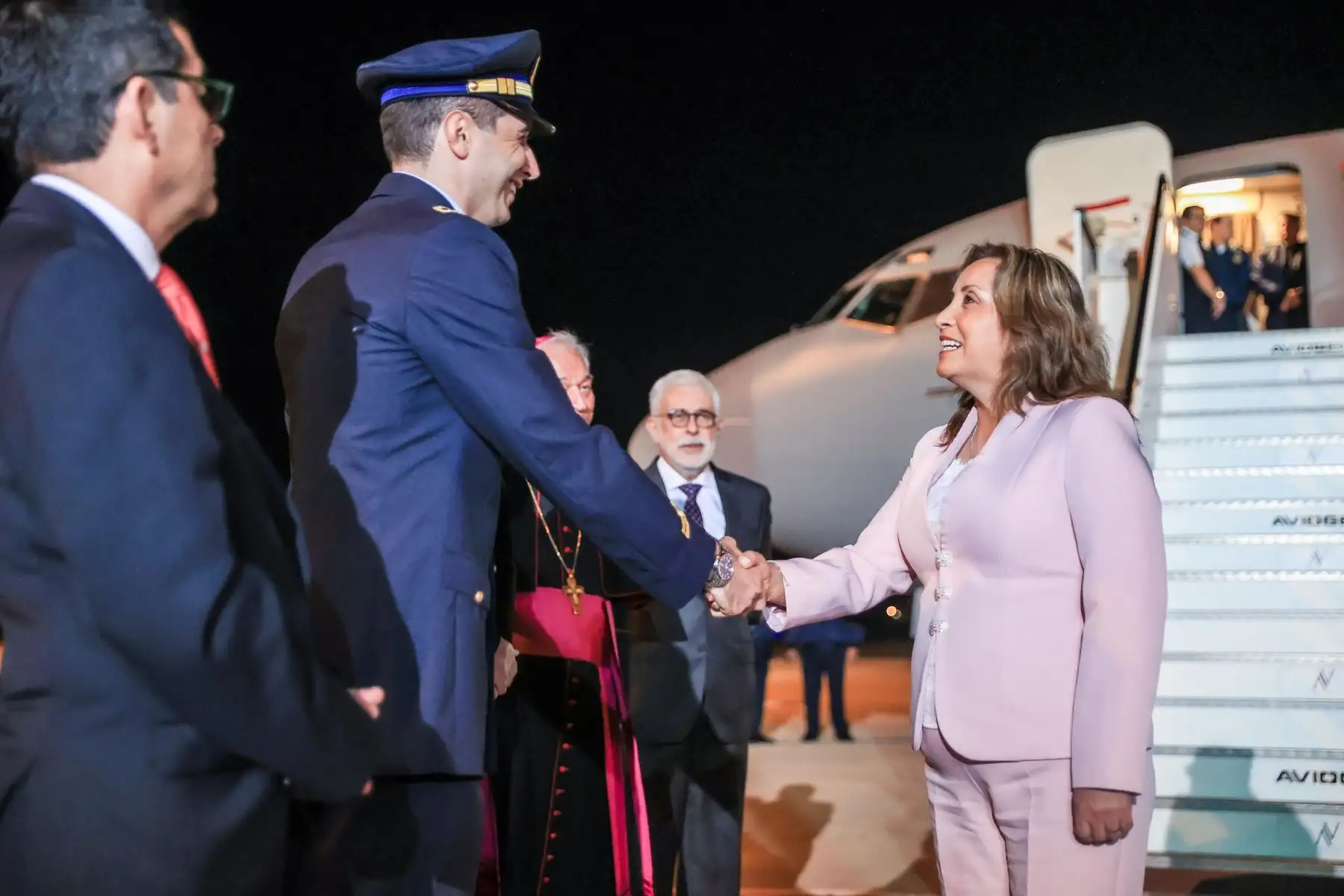 La jefa de Estado, Dina Ercilia Boluarte Zegarra, llegó a Roma, Italia, donde tendrá una audiencia con el papa Francisco y una reunión con el director general de la FAO, QU Dongyu. Foto: ANDINA/Prensa Presidencia