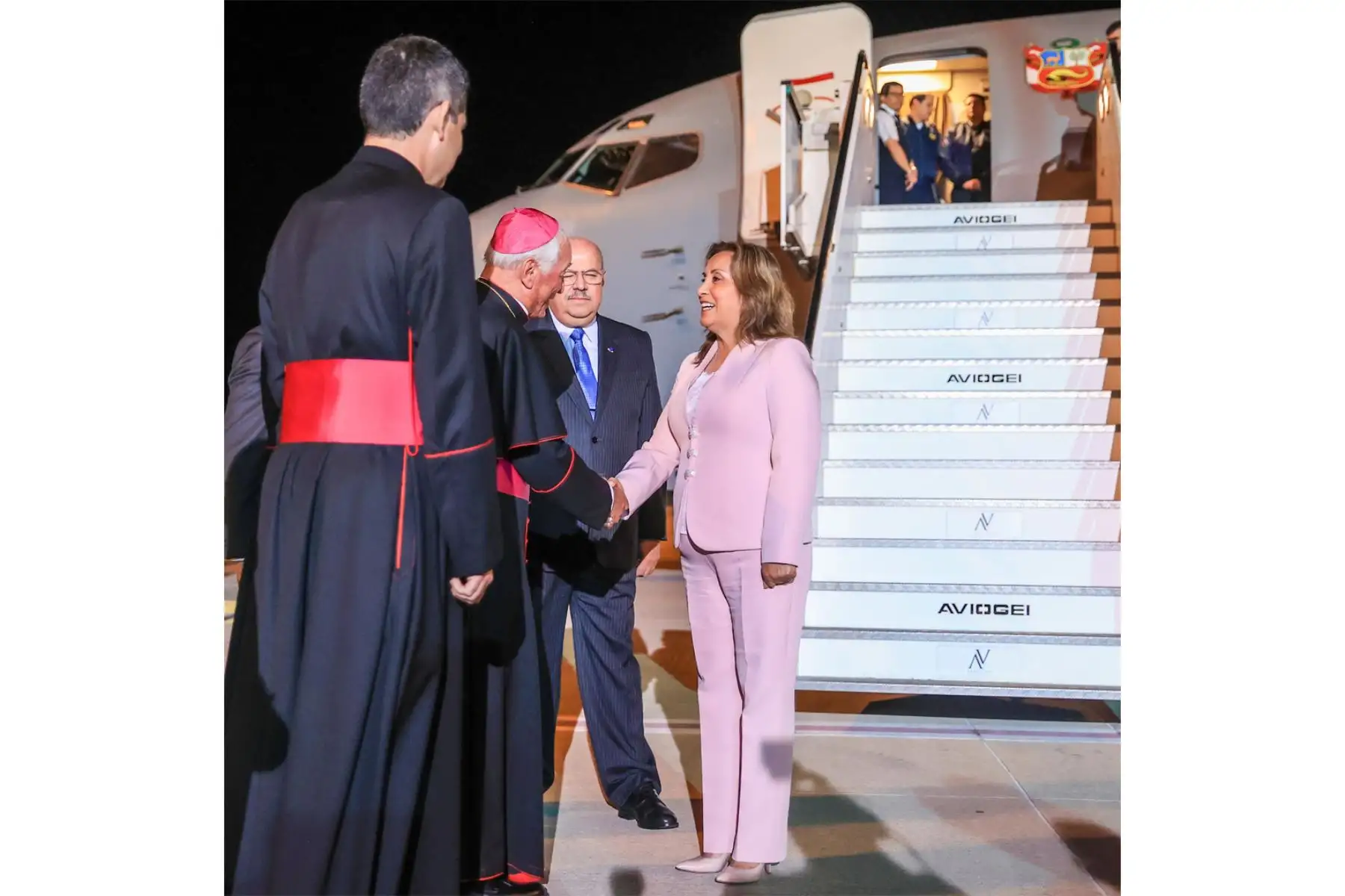 La jefa de Estado, Dina Ercilia Boluarte Zegarra, llegó a Roma, Italia, donde tendrá una audiencia con el papa Francisco y una reunión con el director general de la FAO, QU Dongyu. Foto: ANDINA/Prensa Presidencia