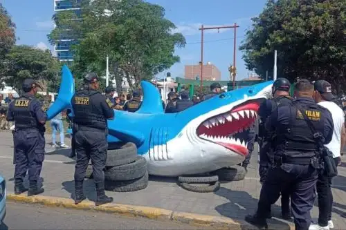 Agentes policiales resguardan el parque Alipio Ponce de Trujillo para evitar que ocurran más enfrentamientos por escultura de tiburón. Foto: ANDINA/Cortesía Luis Puell