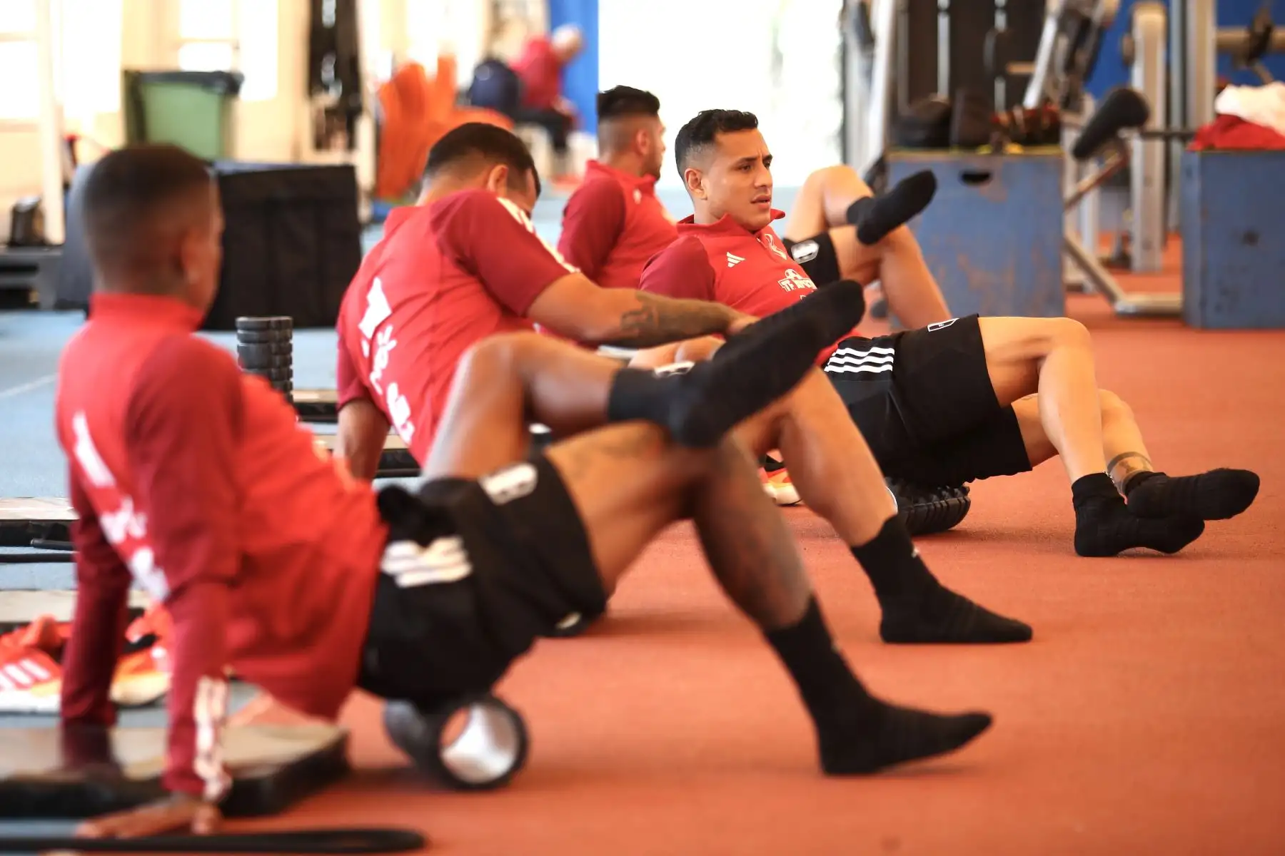 Jugadores de la Selección Peruana de Fútbol realizan trabajos regenerativos en el complejo de entrenamiento de la Universidad Católica de Chile. Foto: FPF
