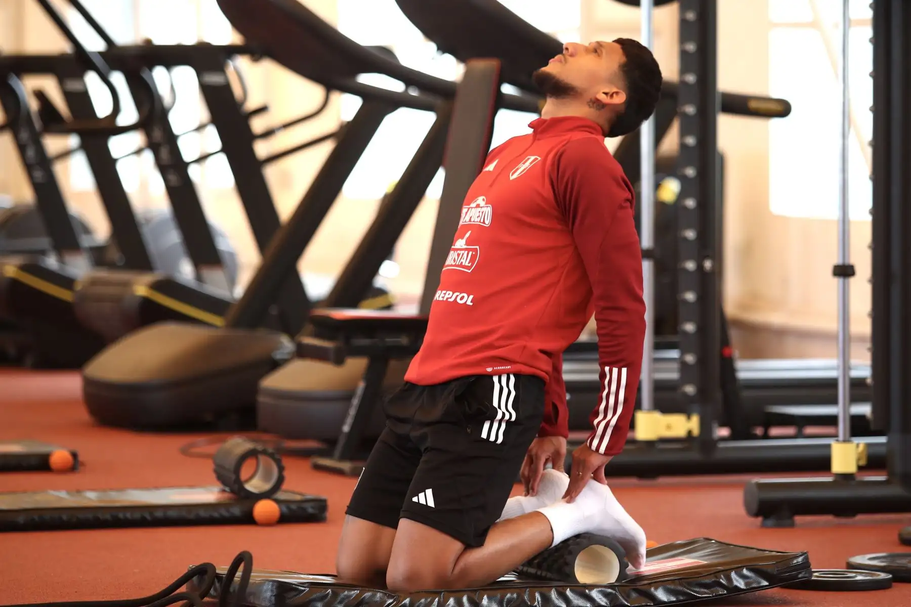 Jugadores de la Selección Peruana de Fútbol realizan trabajos regenerativos en el complejo de entrenamiento de la Universidad Católica de Chile. Foto: FPF