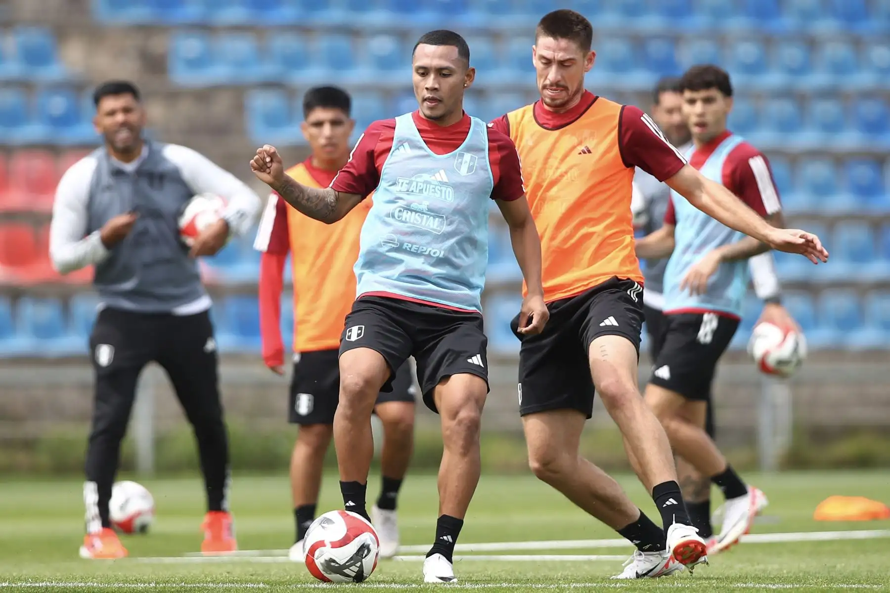 Jugadores de la Selección Peruana de Fútbol volvieron a las prácticas en el complejo de entrenamiento de la Universidad Católica de Chile. Se realizaron trabajos regenerativos y tácticos en campo. Foto: FPF