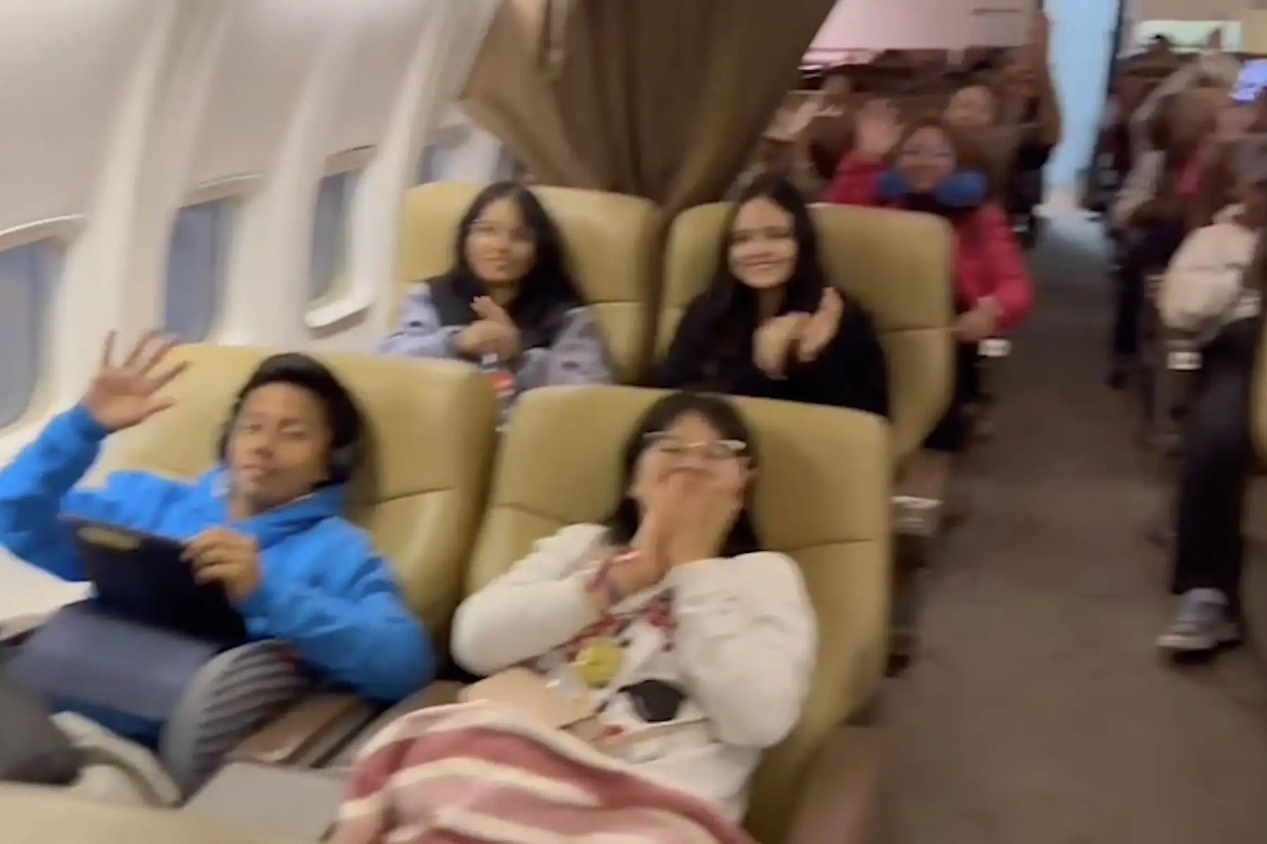 Los 42 ciudadanos peruanos evacuados ya están a bordo del avión de la Fuerza Aérea del Perú que los llevará desde Tel Aviv a Roma. Por orden presidencial, 25 de ellos continuarán viaje hasta Lima y los 17 restantes solicitaron permanecer en Europa.
Foto: Captura tv