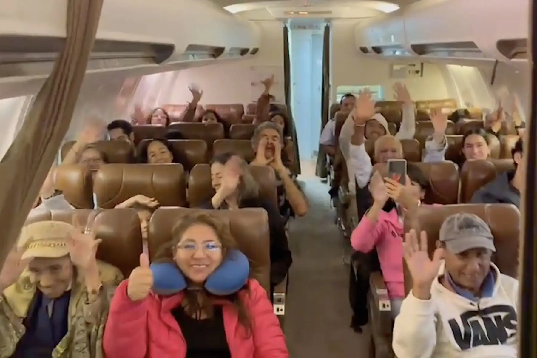 Los 42 ciudadanos peruanos evacuados ya están a bordo del avión de la Fuerza Aérea del Perú que los llevará desde Tel Aviv a Roma. Por orden presidencial, 25 de ellos continuarán viaje hasta Lima y los 17 restantes solicitaron permanecer en Europa.
Foto: Captura tv