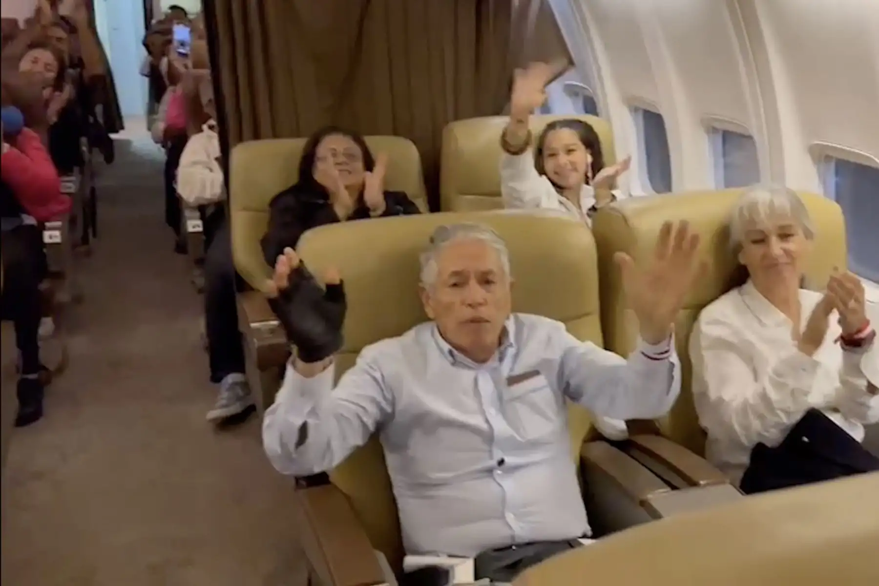Los 42 ciudadanos peruanos evacuados ya están a bordo del avión de la Fuerza Aérea del Perú que los llevará desde Tel Aviv a Roma. Por orden presidencial, 25 de ellos continuarán viaje hasta Lima y los 17 restantes solicitaron permanecer en Europa.
Foto: Captura tv