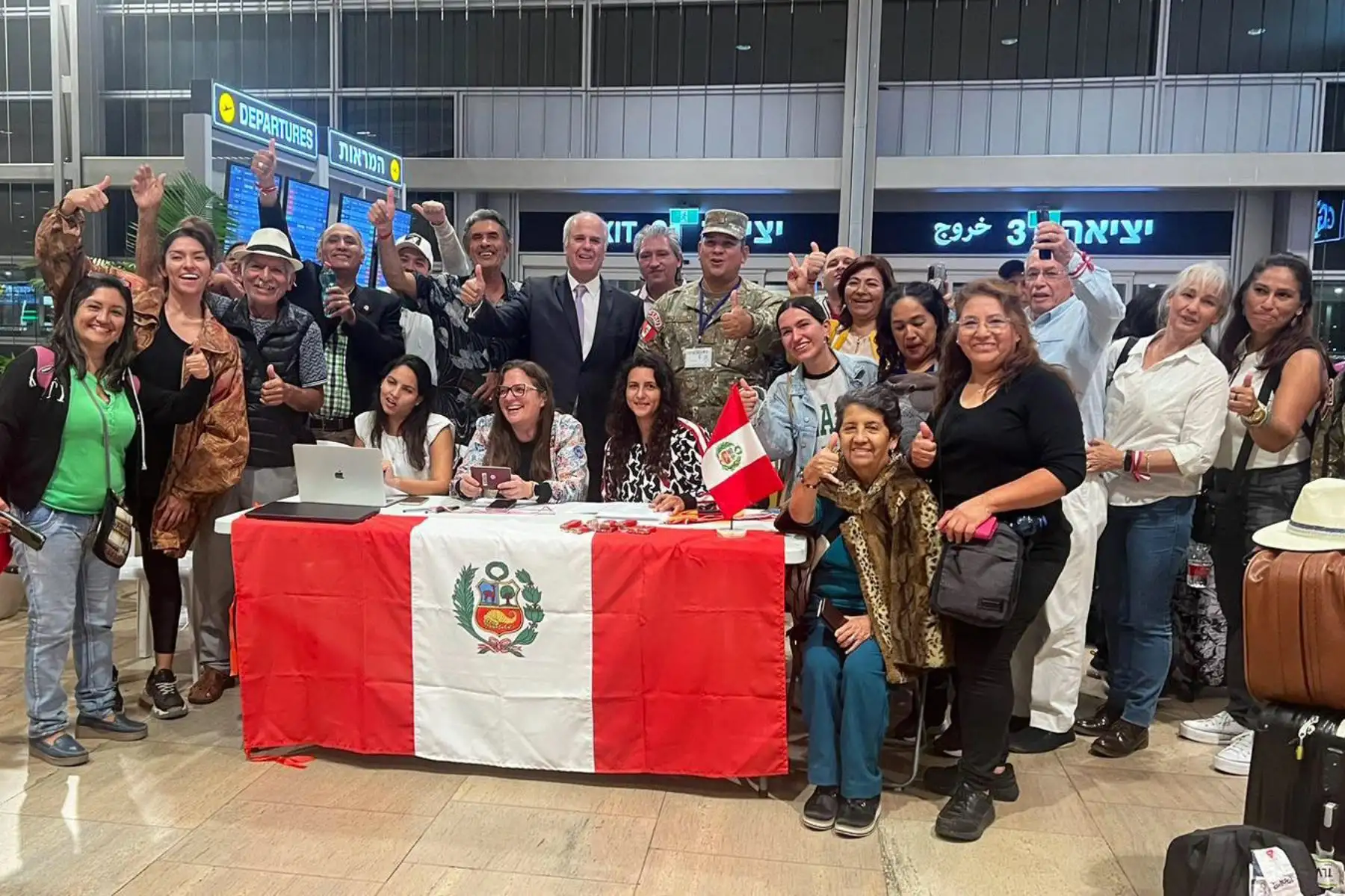 Más de 50 compatriotas en el aeropuerto de Tel Aviv, se encuentran listos para abordar el avión que los evacuará de la zona de emergencia. La Cancillería los estará acompañando permanentemente.
Foto: Cancillería