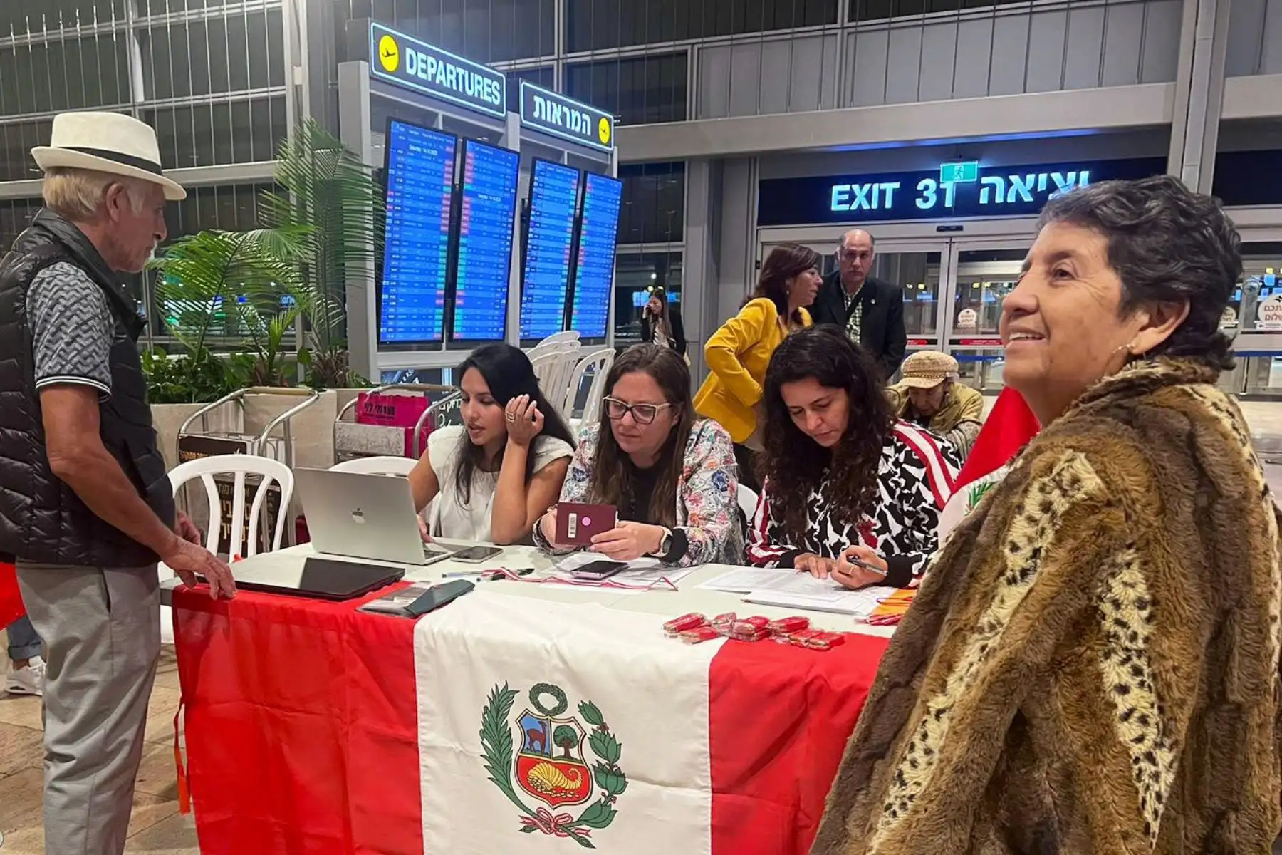 Más de 50 compatriotas en el aeropuerto de Tel Aviv, se encuentran listos para abordar el avión que los evacuará de la zona de emergencia. La Cancillería los estará acompañando permanentemente.
Foto: Cancillería