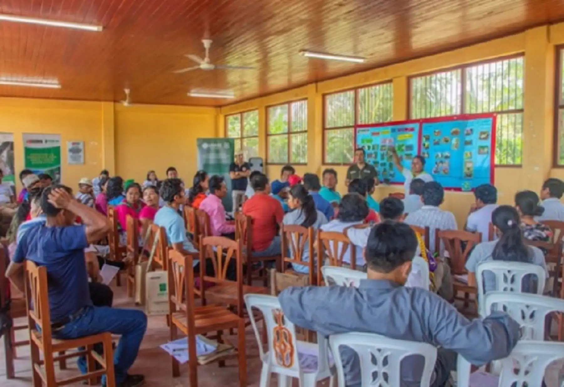 Especialistas del Servicio Nacional Forestal y de Fauna Silvestre (Serfor) del Ministerio de Desarrollo Agrario y Riego y del Organismo de Supervisión de los Recursos Forestales y de Fauna Silvestre (Osinfor) realizaron talleres de capacitación empleando la temática de negocios forestales (maderables y no maderables) y de fauna silvestre de la Mochila Forestal.