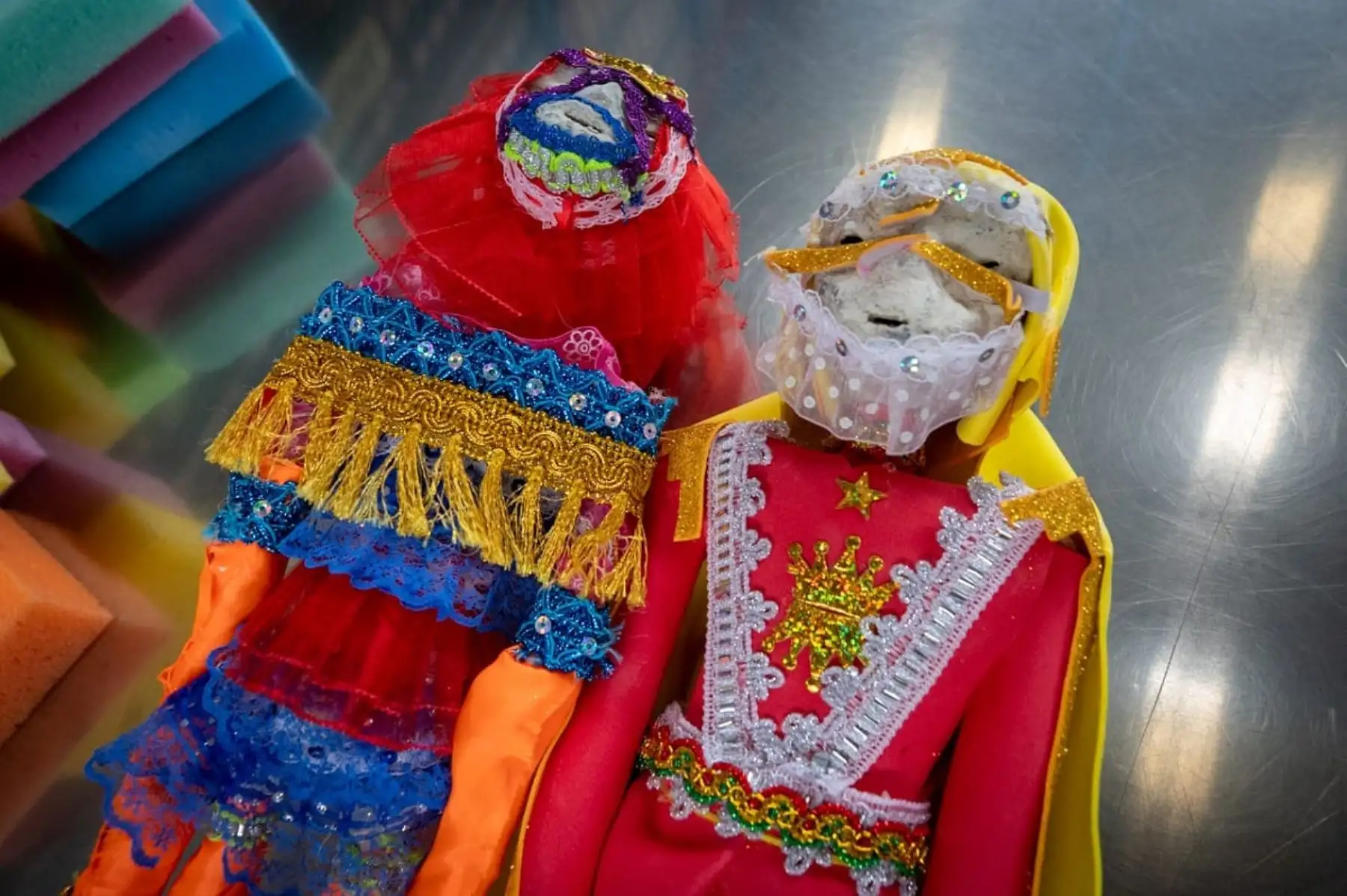 Estas piezas elaboradas con presuntos restos óseos de origen arqueológico, se encontraban unidas de tal manera que conformaban dos muñecos, vestidos con telas y calzados con adherencias de brillantes y cintas de encaje.
Foto: Mincul
