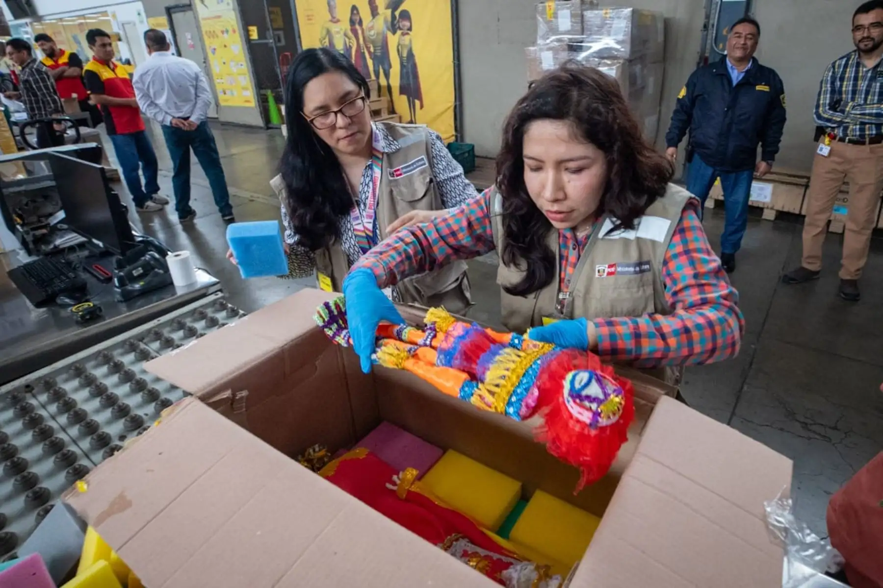 Incautación de un grupo de restos óseos, presumiblemente de origen prehispánico, los cuales se pretendían enviar ilícitamente a México en calidad de encomienda.
Foto: Mincul