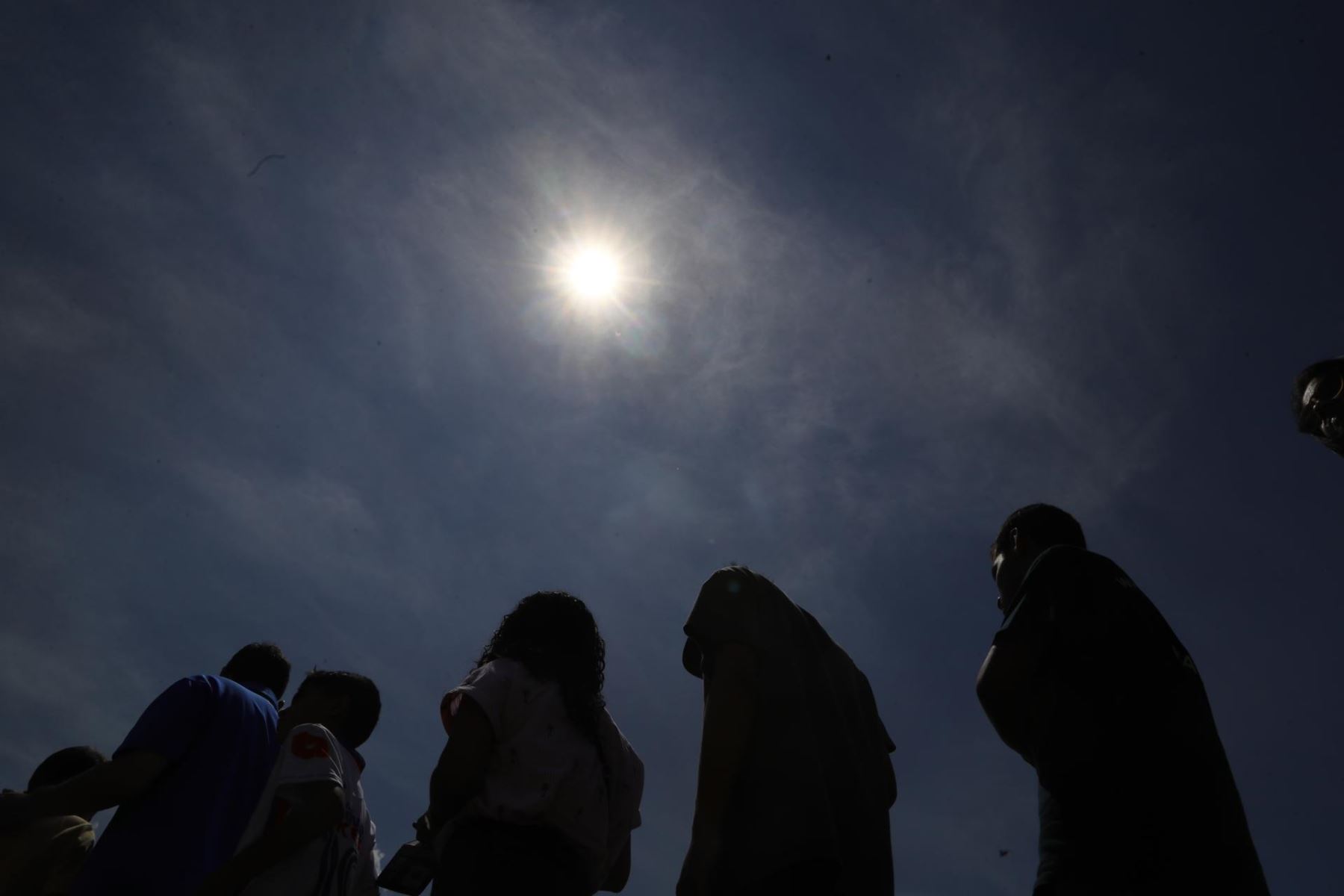 Entusiastas de la astronomía se alistan para ver el eclipse solar anular hoy, desde el observatorio astronómico de la Universidad autónoma de Honduras, en Tegucigalpa (Honduras).Foto: EFE