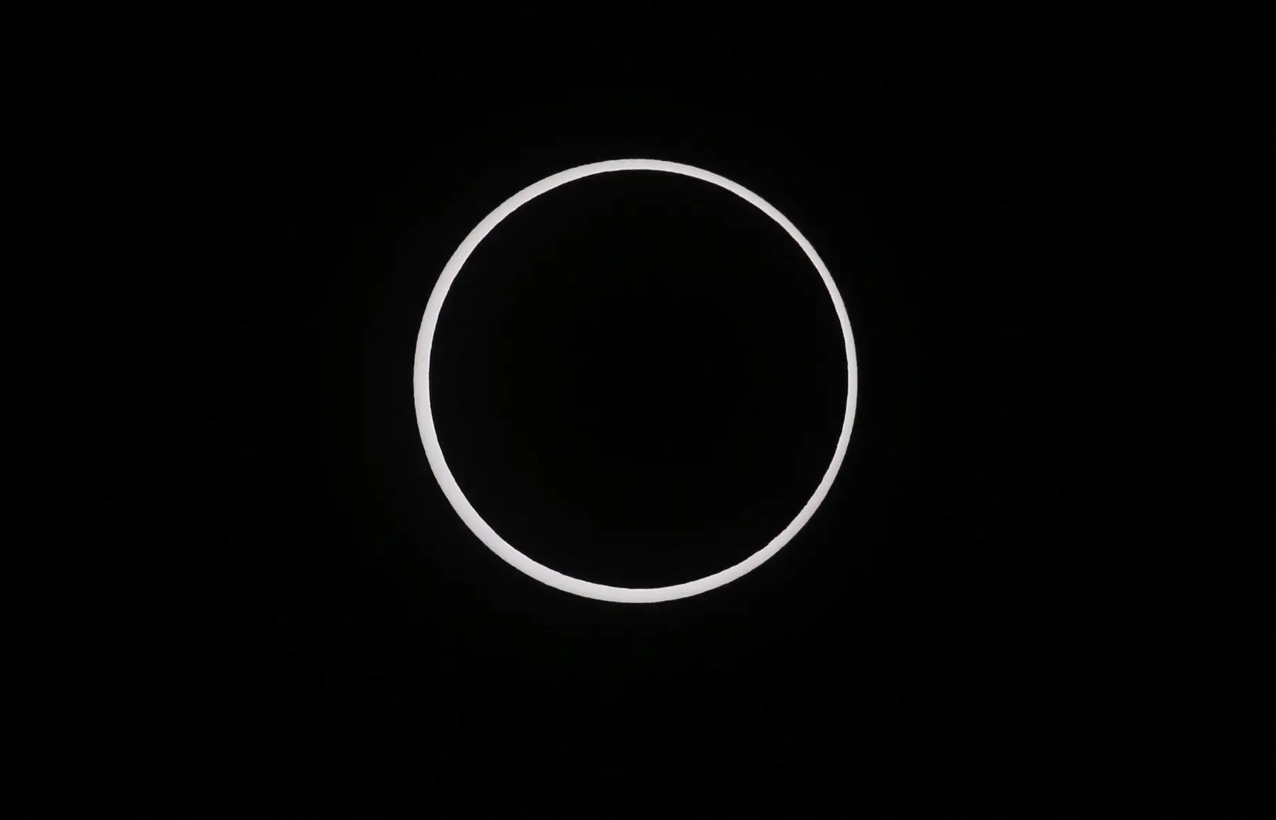 La luna cruza el sol completando su eclipse máximo durante el eclipse solar anular el 14 de octubre de 2023 en el Parque Nacional Capitol Reef, Utah. Comenzando en la costa de Oregón y concluyendo en la costa este de América del Sur, un eclipse solar anular, donde la Luna está más alejada de la Tierra, proyectará un halo de luz solar alrededor del borde de la Luna.Foto: AFP