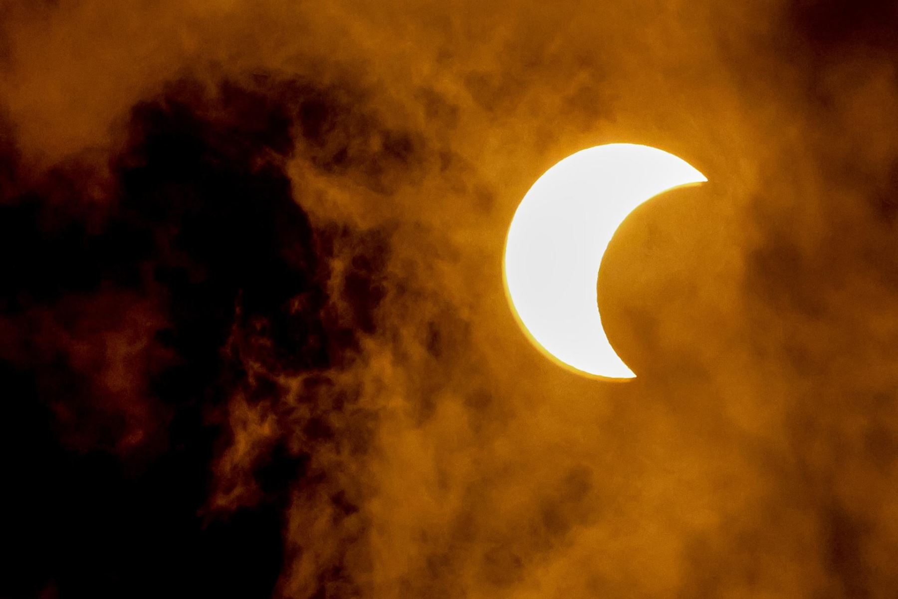 Un eclipse solar anular parcial visible a través de las nubes en College Park, Georgia, EE.UU., 14 de octubre de 2023. La Luna solo bloqueó una parte del Sol en el este de los Estados Unidos, en comparación con el oeste de los EE.UU., que estaba bajo un eclipse total. (Estados Unidos)
Foto: EFE