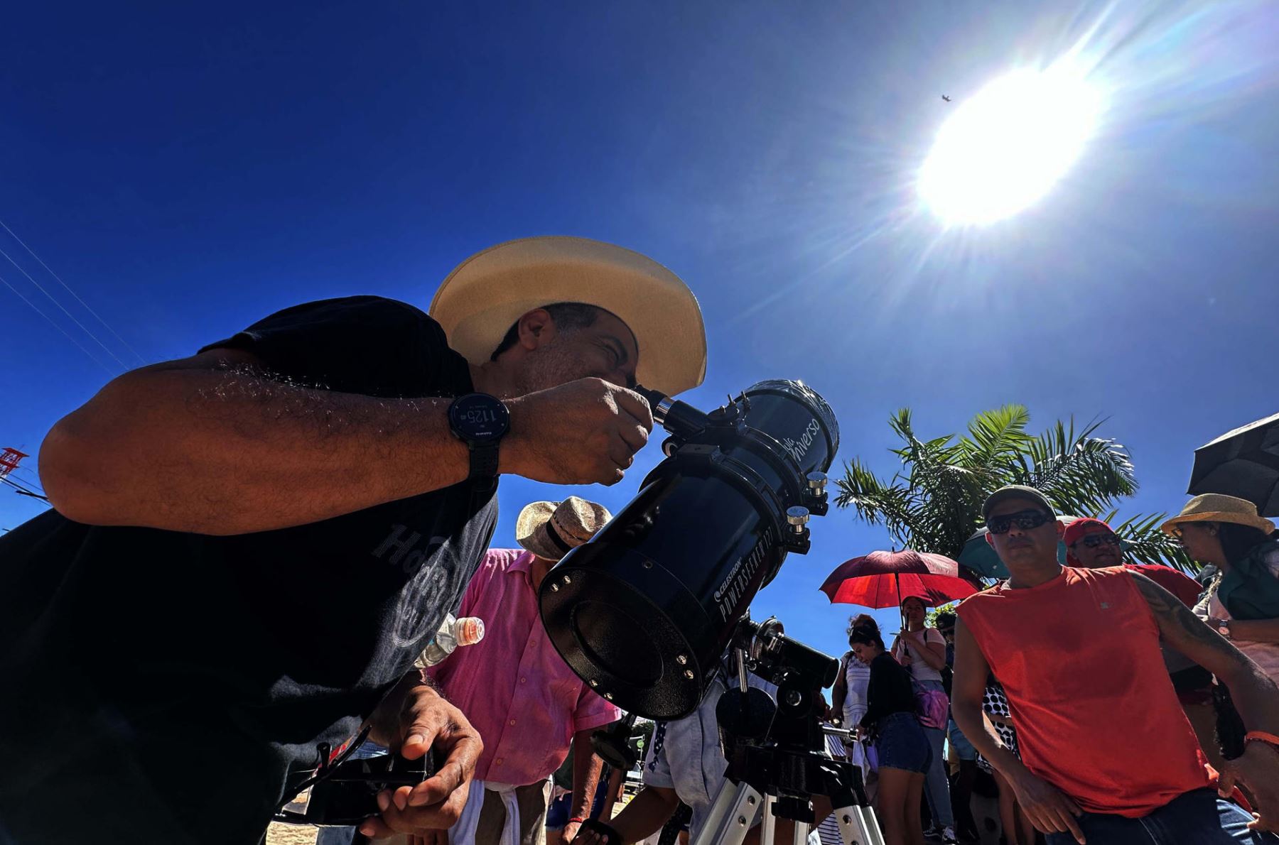 Turistas y locales se reúnen para observar el eclipse solar anular, denominado “el anillo de fuego”, hoy, desde el planetario de Cancún, en Quintana Roo 
Foto: EFE