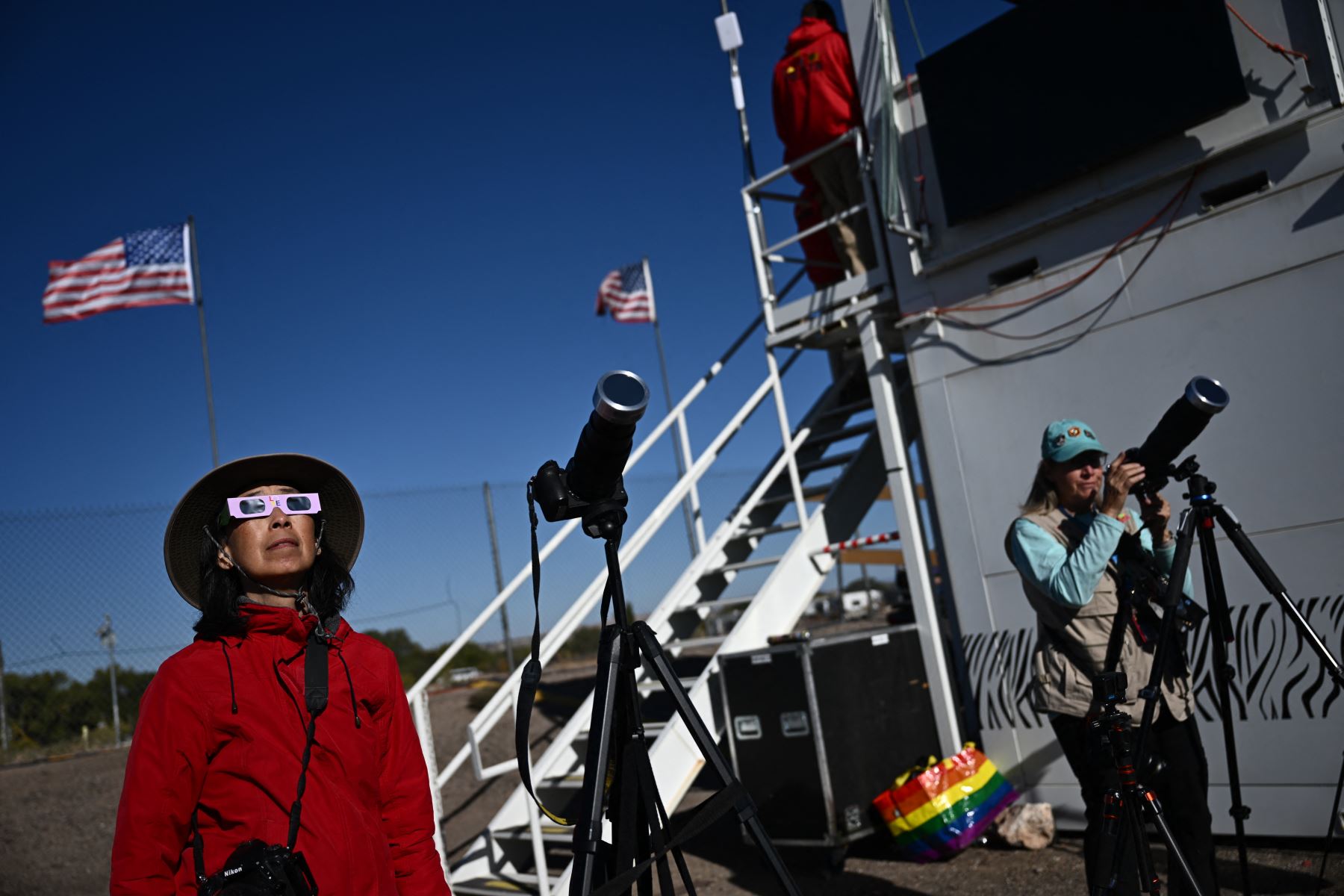 La gente observa el eclipse anular en Albuquerque, Nuevo México, el 14 de octubre de 2023.
Foto: AFP