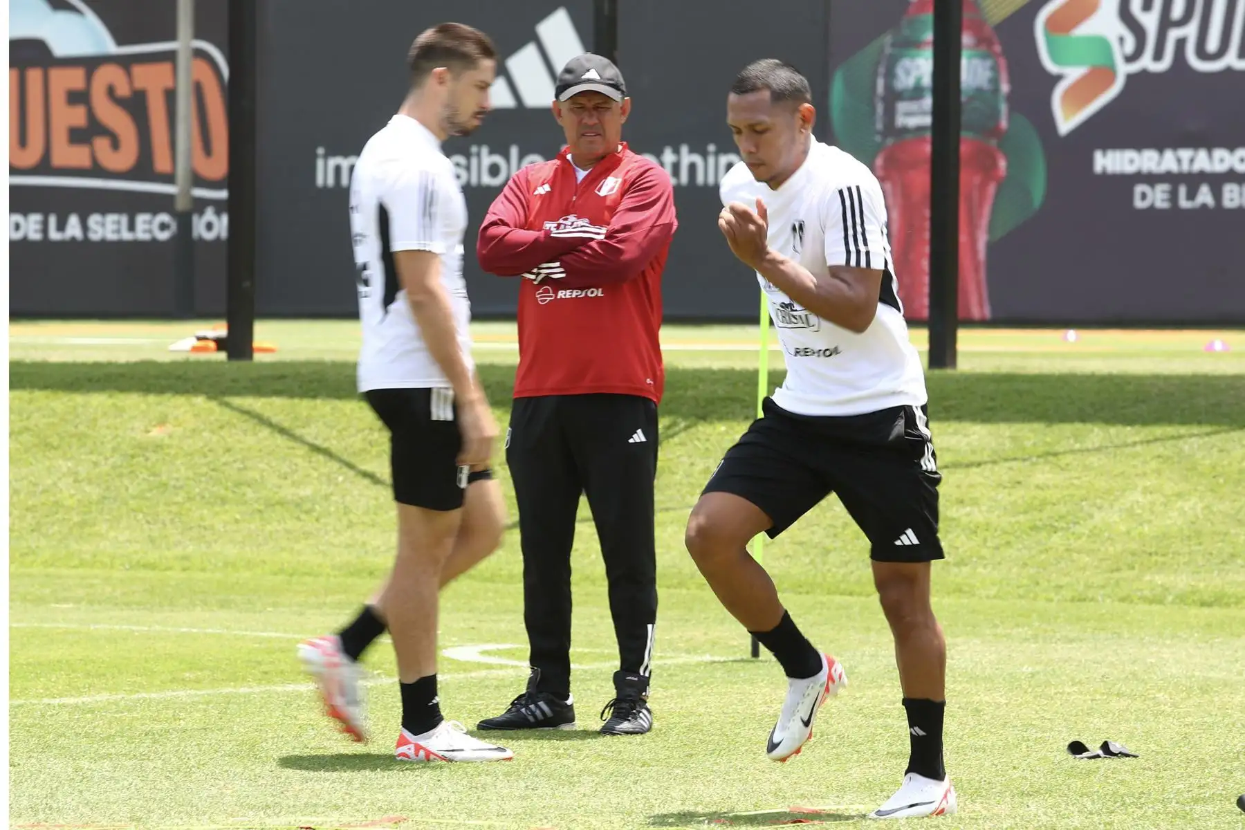 Selección Peruana retoma los entrenamientos en la Videna apuntando al partido de este martes ante Argentina en el Estadio Nacional. En la Imagen, Brayan Reyna y el entrenador Juan Reynoso.
Foto: Selección Peruana