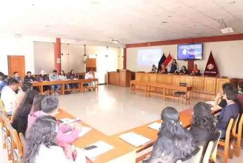 Alcaldes provinciales y distritales de la regional Arequipa, así como secretarios técnicos de defensa civil recibieron asistencia técnica en temas de formulación, evaluación y viabilidad de proyectos de inversión para atender 
emergencias.
