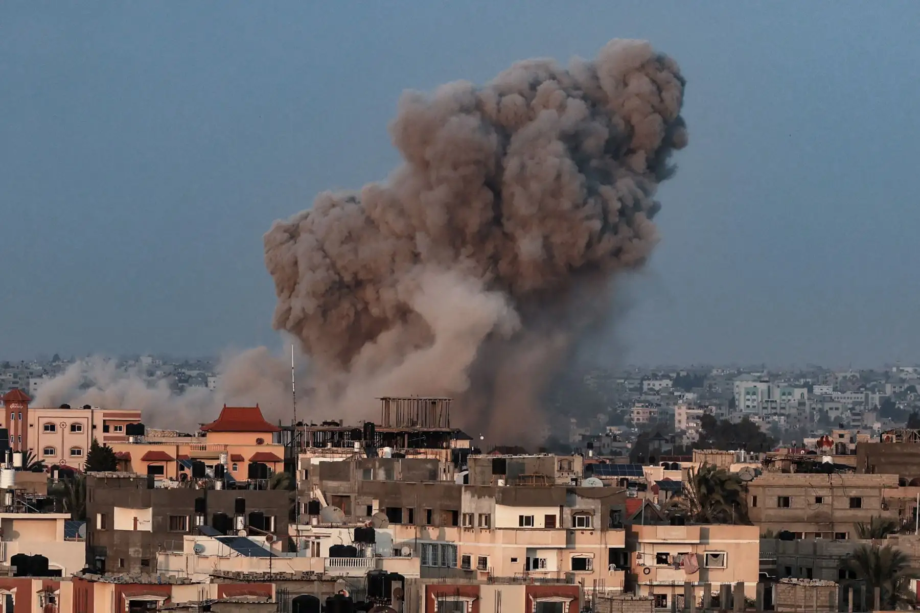 Columnas de humo se elevan sobre los edificios durante un ataque israelí contra Rafah, en el sur de la Franja de Gaza.
Foto: AFP