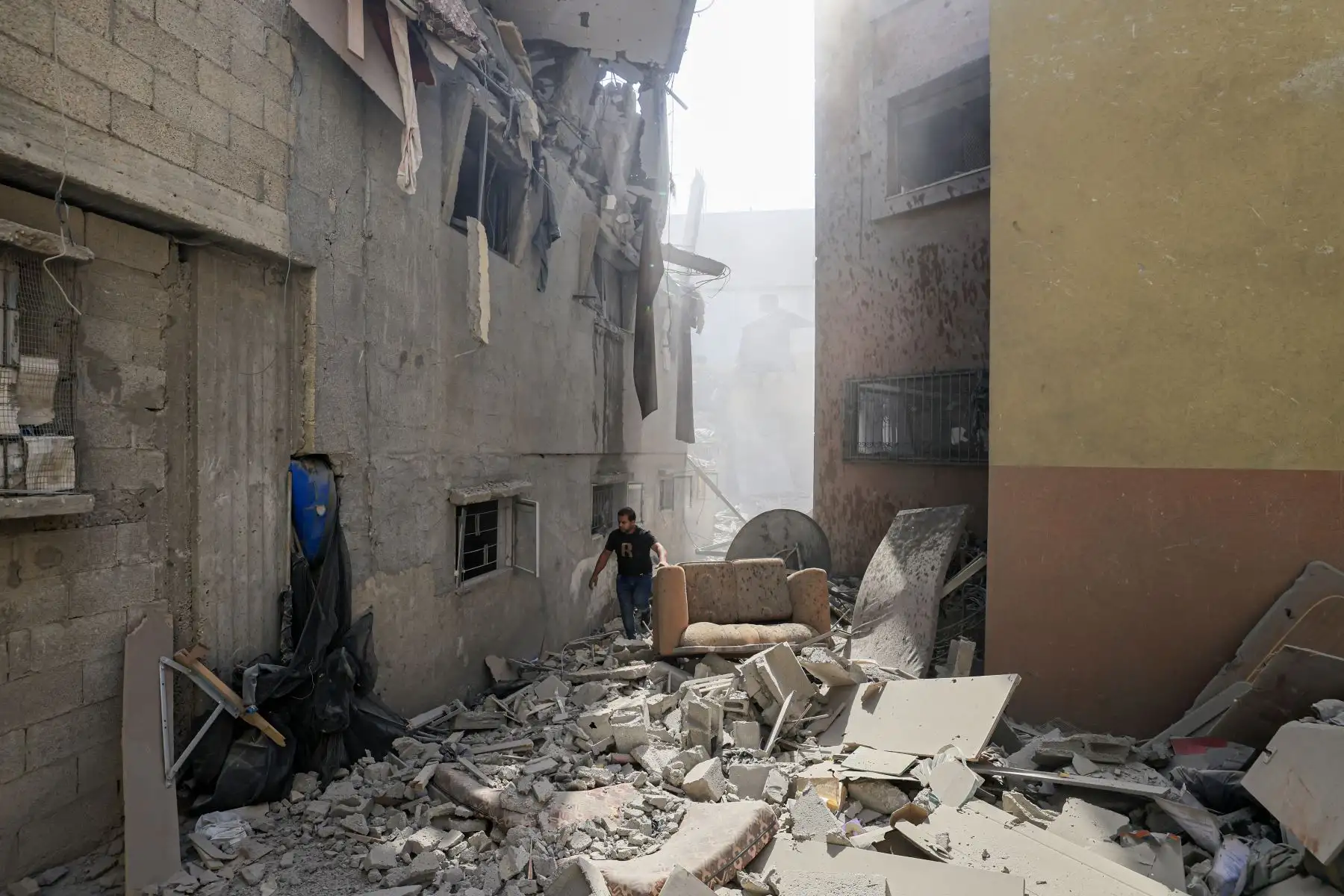 Un palestino inspecciona los daños a un edificio después de los ataques israelíes, en Khan Yunis, en el sur de la Franja de Gaza.
Foto: AFP