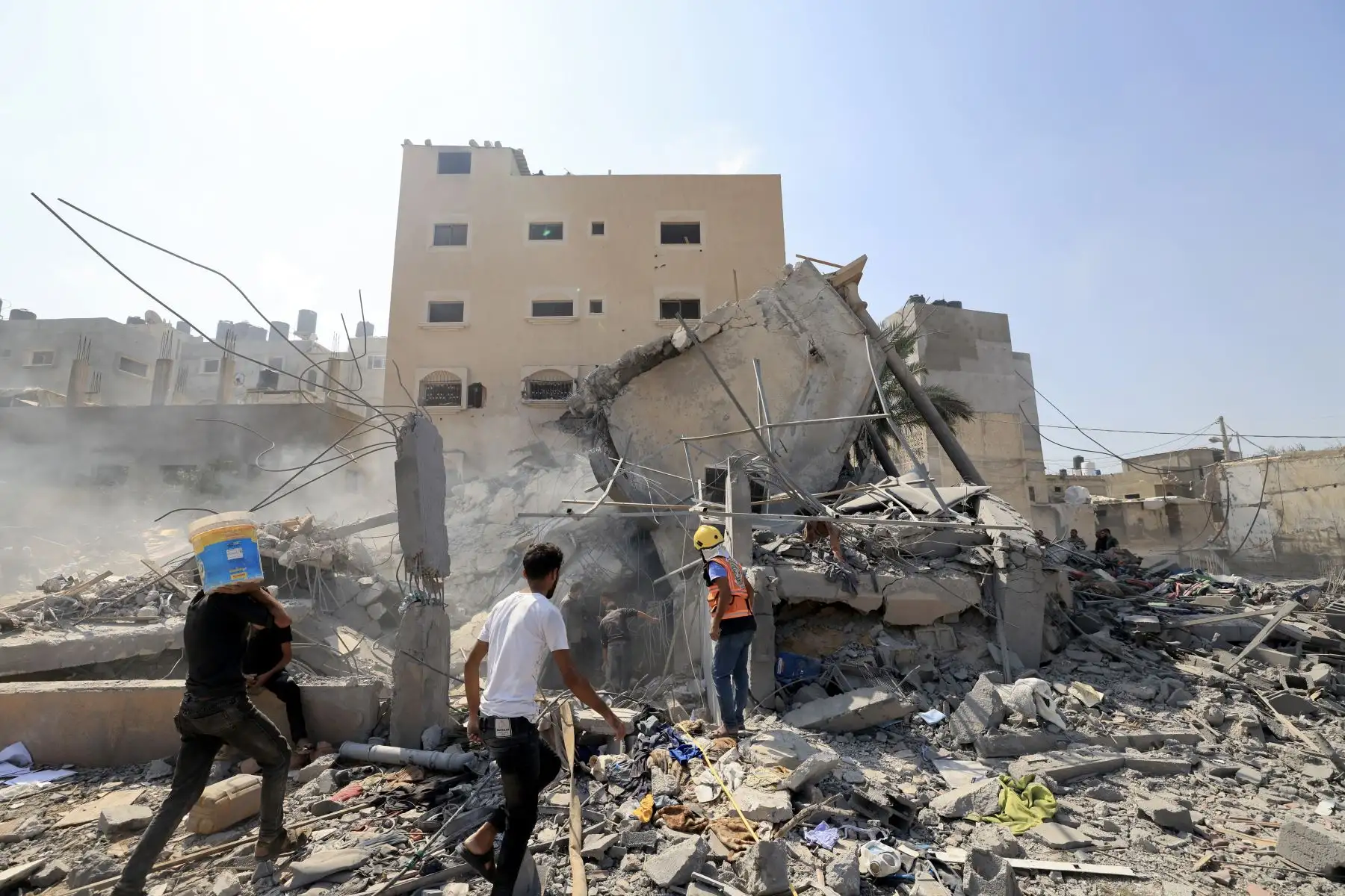 Los palestinos examinan los escombros de un edificio derrumbado tras un ataque israelí, en Khan Yunis, en el sur de la Franja de Gaza.
Foto: AFP