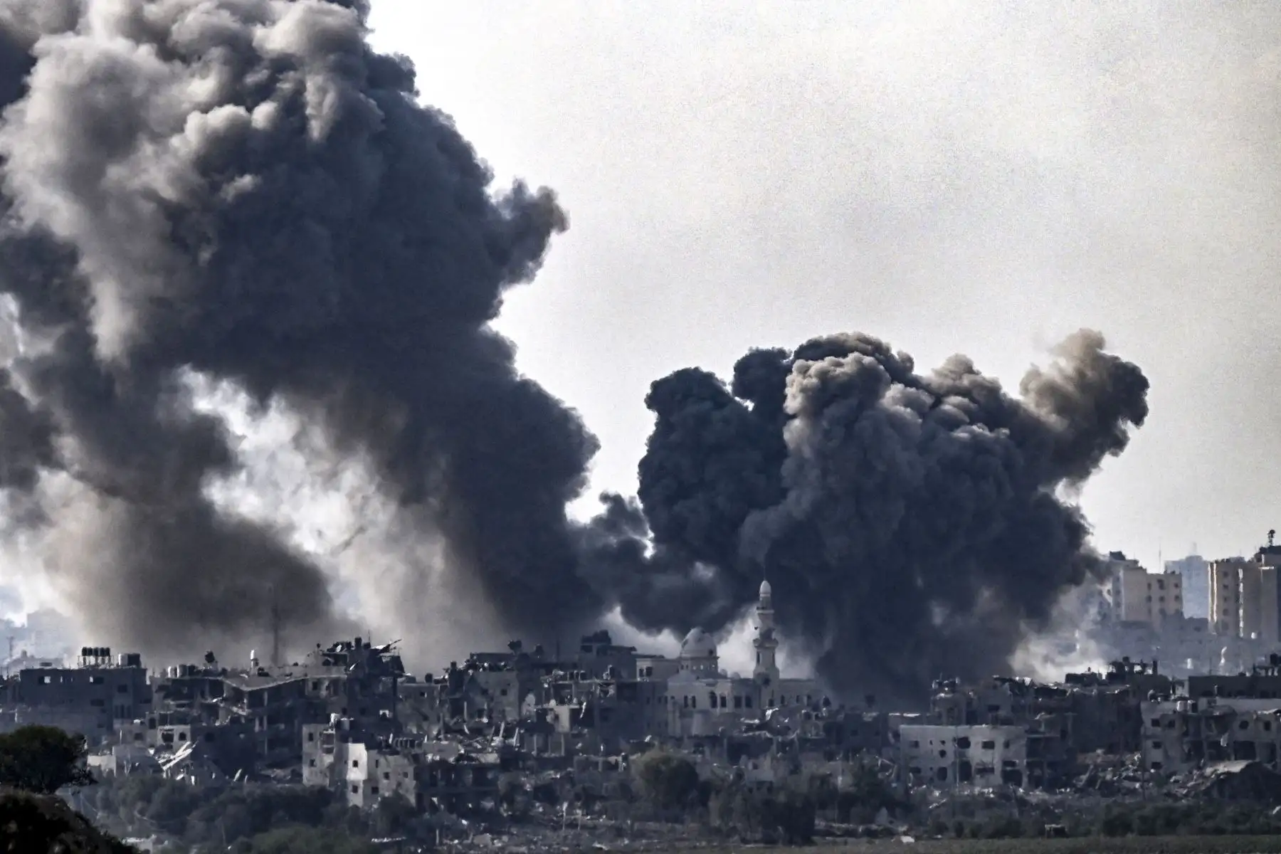Una fotografía tomada desde Sderot muestra columnas de humo que se elevan sobre los edificios durante un ataque israelí en el norte de la Franja de Gaza.
Foto: AFP