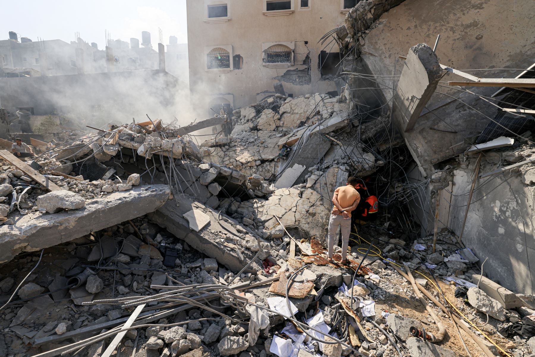 Los palestinos buscan supervivientes entre los escombros de un edificio derrumbado tras un ataque israelí, en Khan Yunis, en el sur de la Franja de Gaza.
Foto: AFP