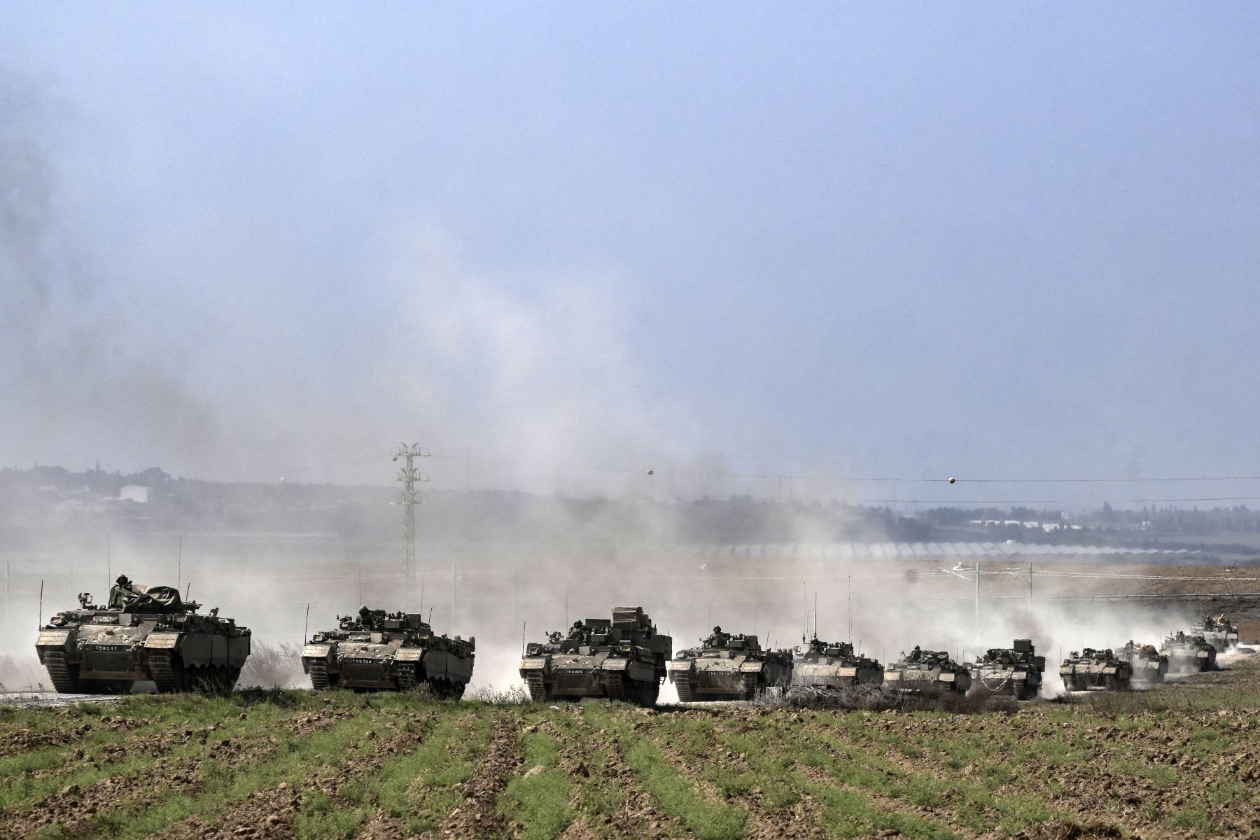 Blindados israelíes se mueven en columna cerca de la frontera de Gaza, en el sur de Israel (imagen referencial). Foto: AFP