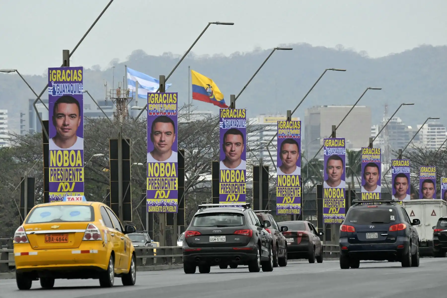 Los automóviles circulan a lo largo de un puente decorado con anuncios del candidato presidencial del Partido Acción Democrática Nacional de Ecuador, Daniel Noboa, en Guayaquil, Ecuador,  La favorita izquierdista Luisa González y su retador Daniel Noboa se enfrentarán en la segunda vuelta de las elecciones del 15 de octubre. Foto: ANDINA/ AFP
