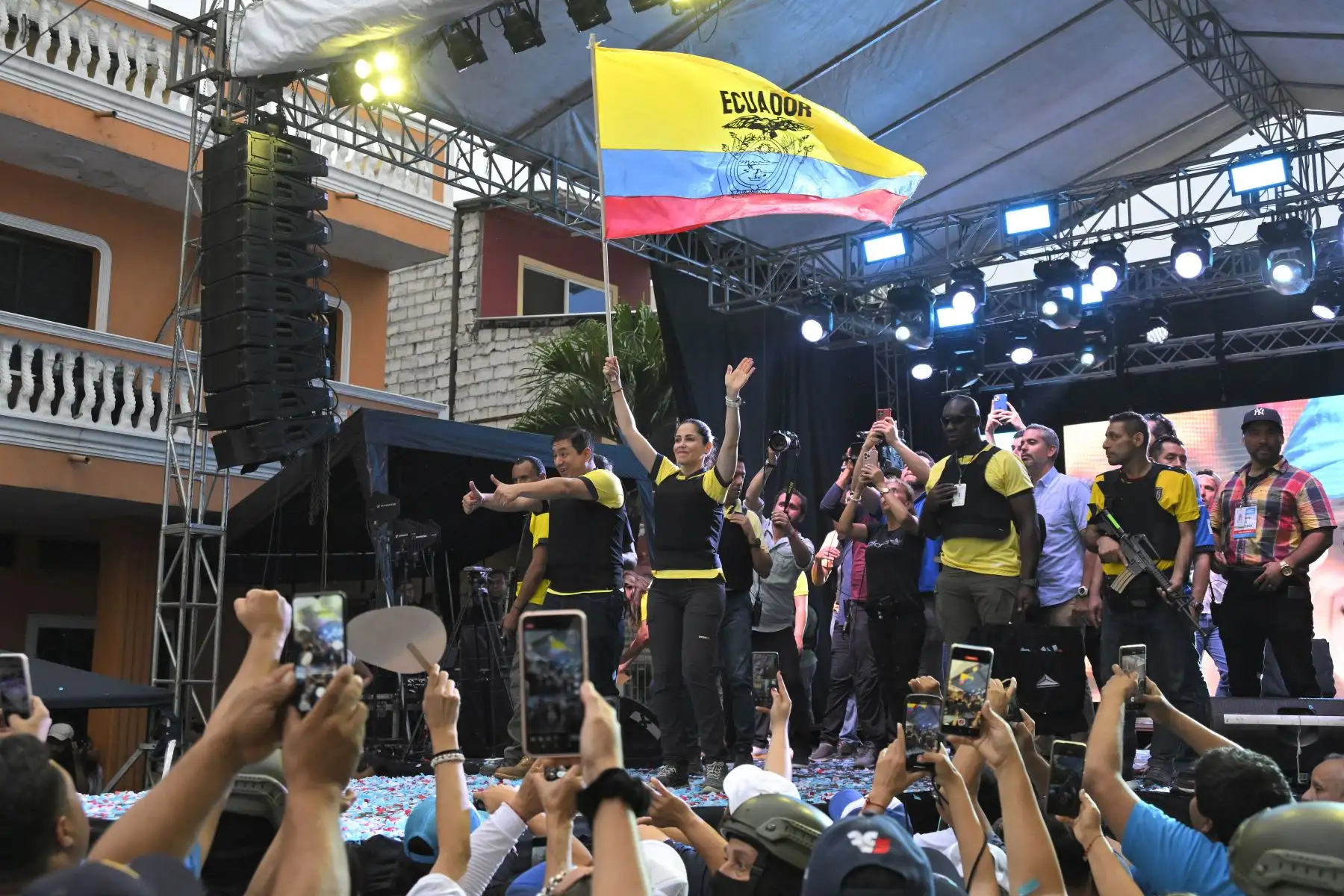 La candidata presidencial de Ecuador por el partido Revolución Ciudadana, Luisa González, ondea una bandera nacional durante su mitin de cierre de campaña en Guayaquil, Ecuador, La favorita izquierdista Luisa González y su retador Daniel Noboa se enfrentarán en la segunda vuelta de las elecciones. Foto: ANDINA / AFP