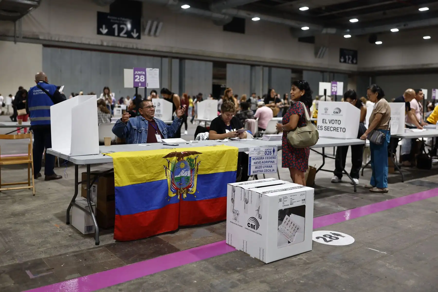 Vista de los miles de ecuatorianos que ejercen con normalidad su derecho al voto en Madrid este domingo, en la segunda vuelta de las elecciones de este domingo en su país, que deciden al sucesor del actual presidente de Ecuador, Guillermo Lasso, entre la correísta Luisa González, candidata por el movimiento Revolución Ciudadana, y el empresario Daniel Noboa, por la Alianza Democrática Nacional. Foto: ANDINA/ EFE