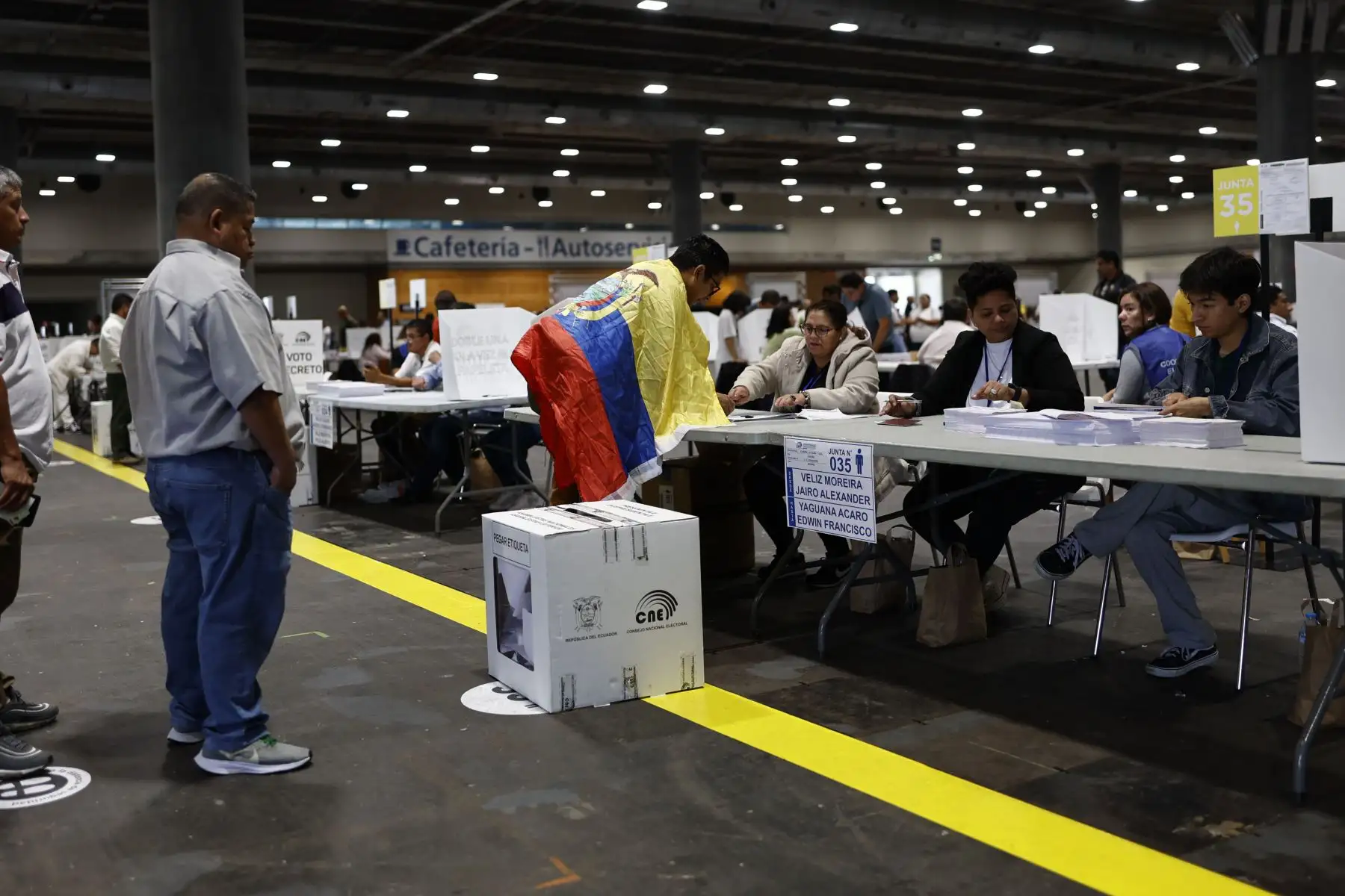 Vista de los miles de ecuatorianos que ejercen con normalidad su derecho al voto en Madrid este domingo, en la segunda vuelta de las elecciones de este domingo en su país, que deciden al sucesor del actual presidente de Ecuador, Guillermo Lasso, entre la correísta Luisa González, candidata por el movimiento Revolución Ciudadana, y el empresario Daniel Noboa, por la Alianza Democrática Nacional. Foto. ANDINA/EFE
