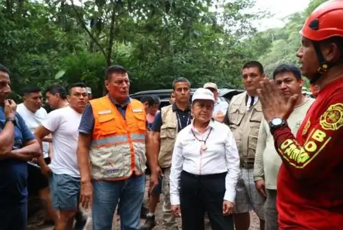 La ministra del Ambiente, Albina Ruiz, se hizo presente en la zona del incendio forestal registrado en el Área de Conservación Regional Cordillera Escalera, donde supervisó las acciones que se adoptan para mitigar el siniestro y asegurar la debida atención de la población afectada. En esta intervención, estuvo acompañada del gobernador regional de San Martín, Walter Grundel.